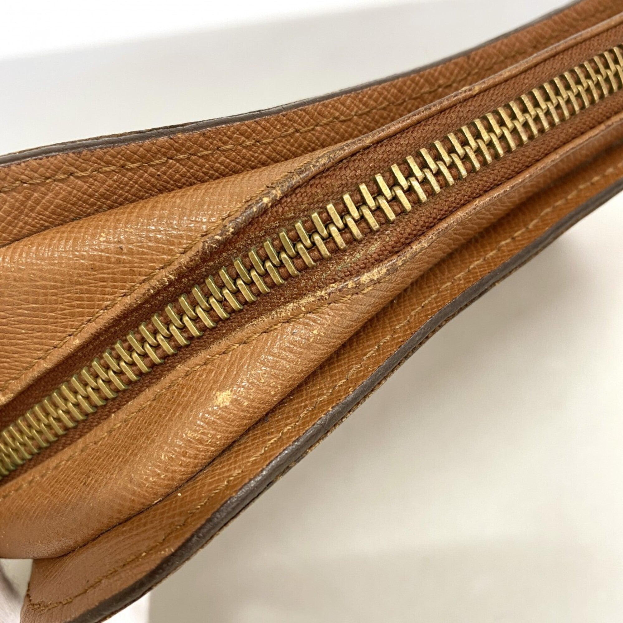 Louis Vuitton Brown Clutch Bag (Pre-Owned)