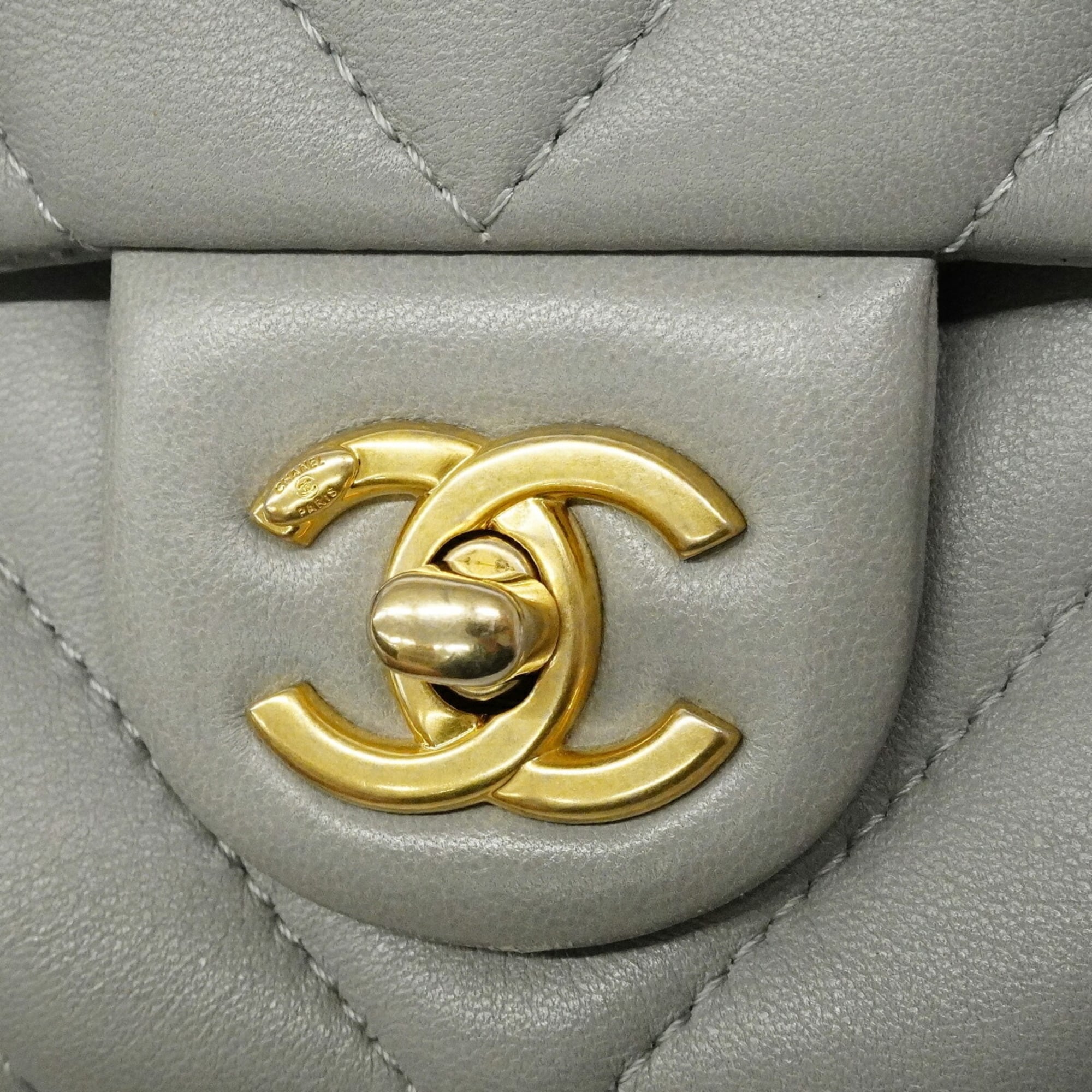 Chanel Gray Leather Shoulder Bag (Pre-Owned)