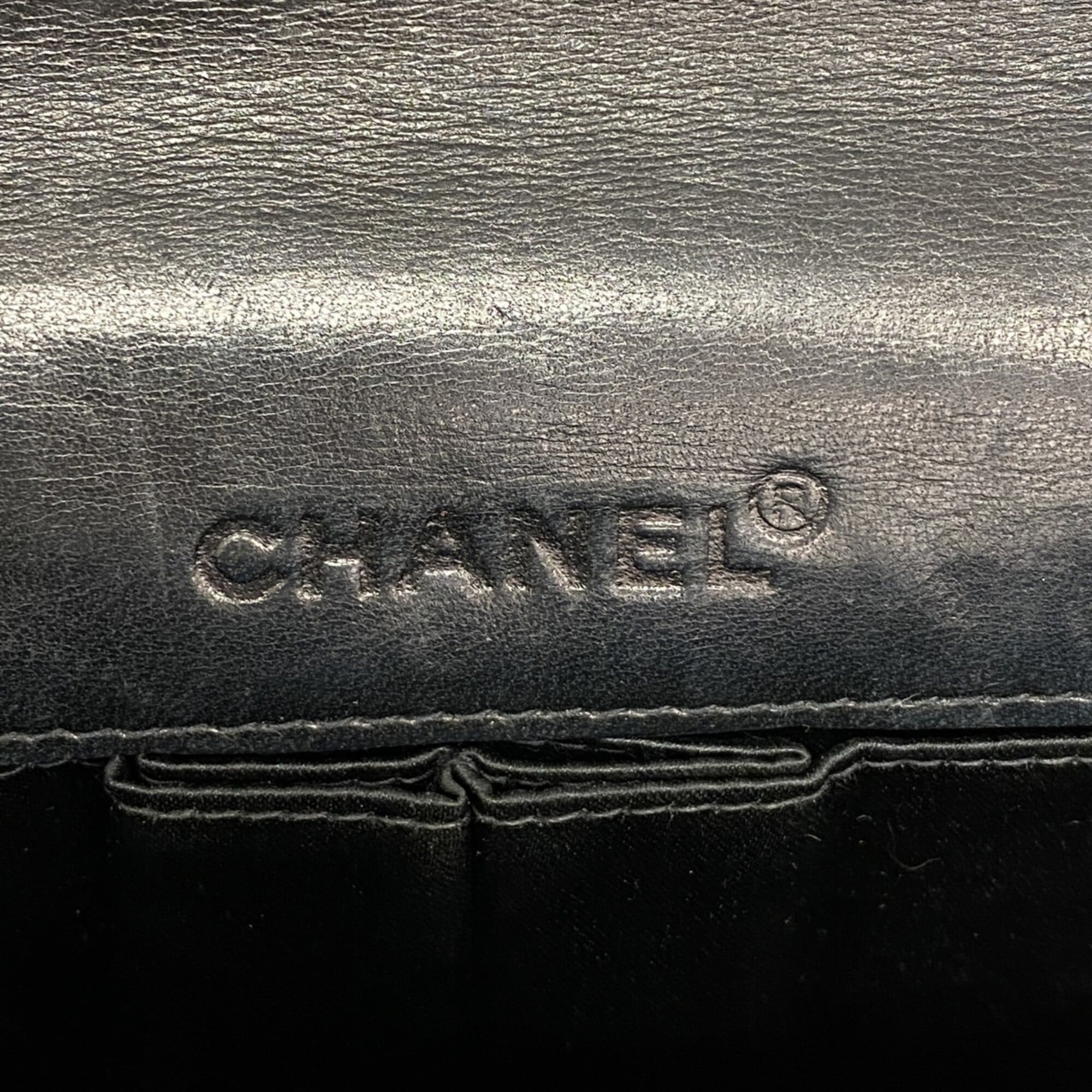 Chanel Black Leather Shoulder Bag (Pre-Owned)