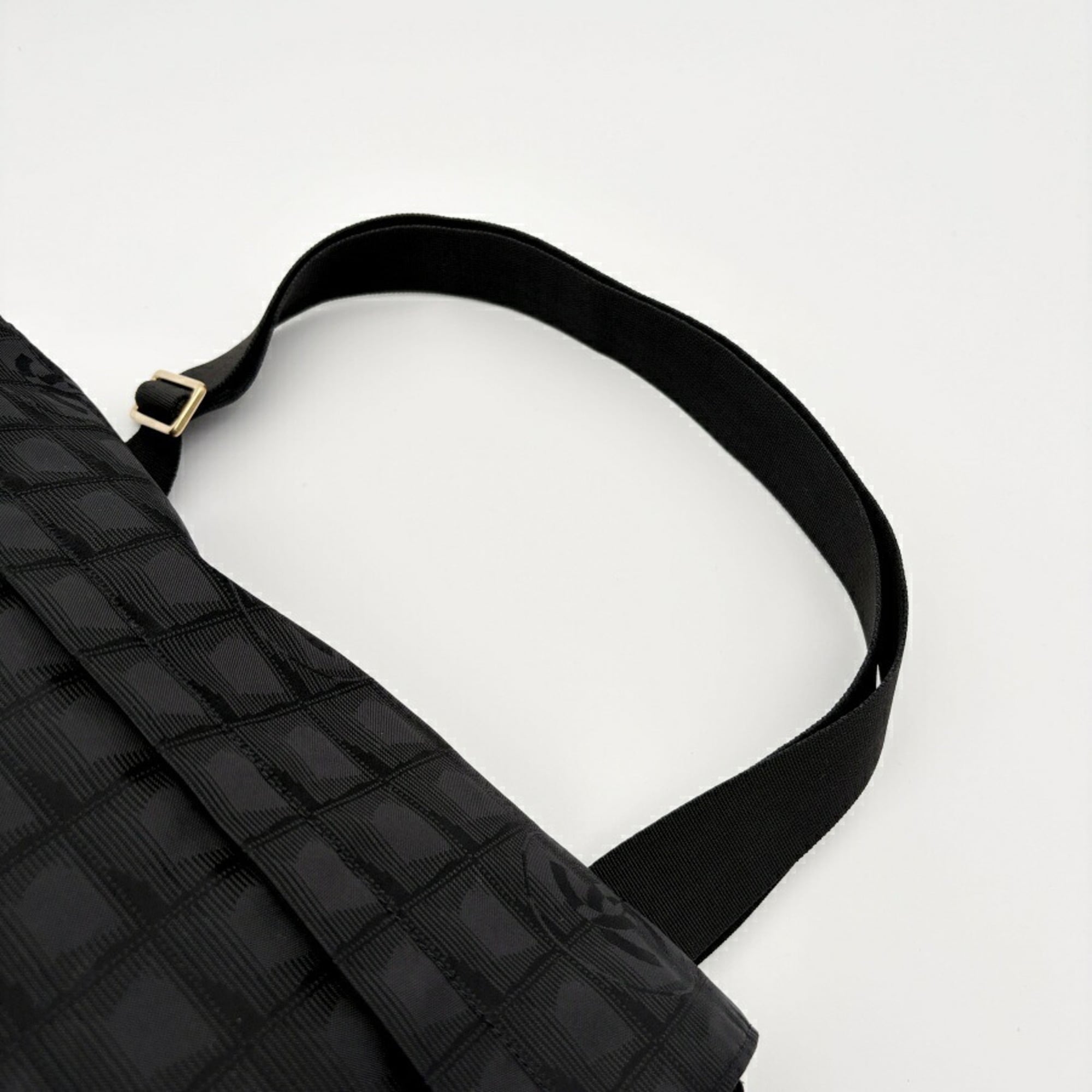 Chanel Black New Travel Line Nylon Jacquard Leather Messenger Bag (Pre-Owned)