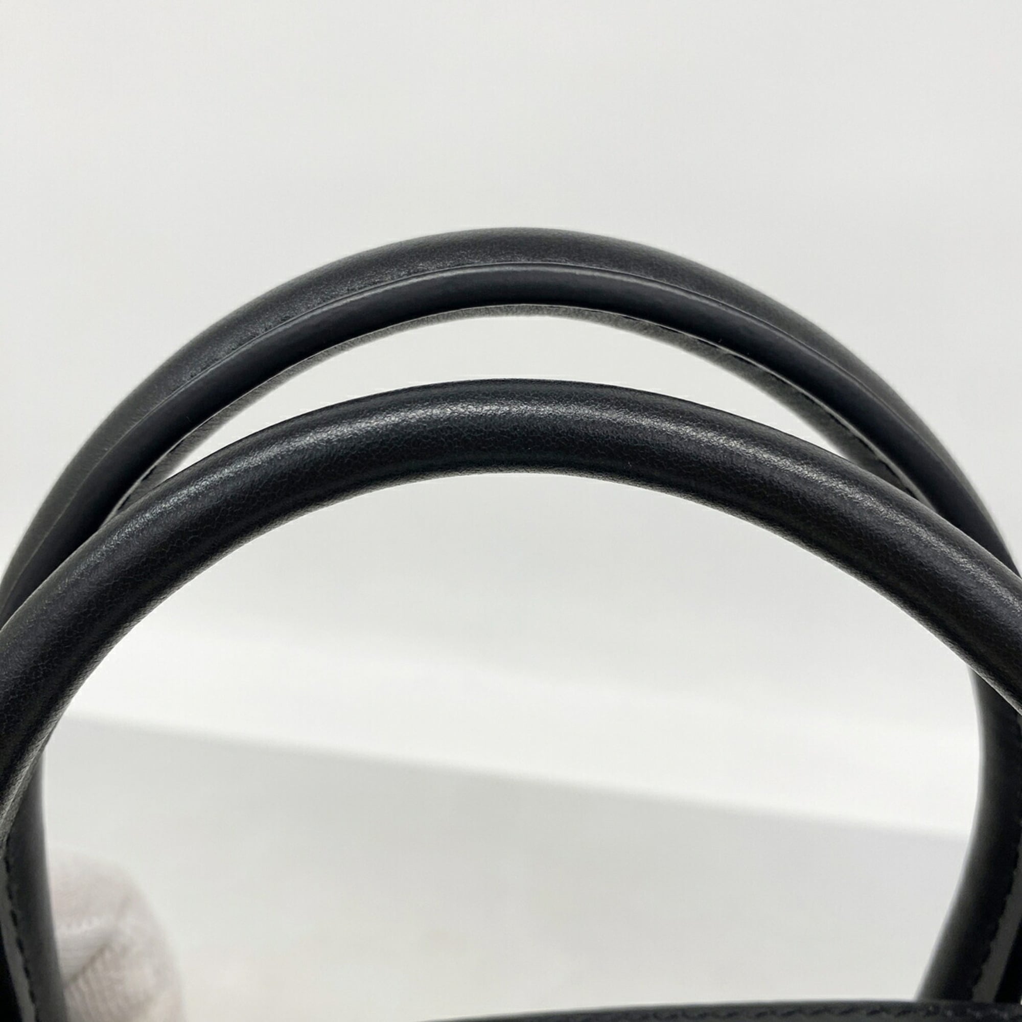 Louis Vuitton Noir Handbag (Pre-Owned)