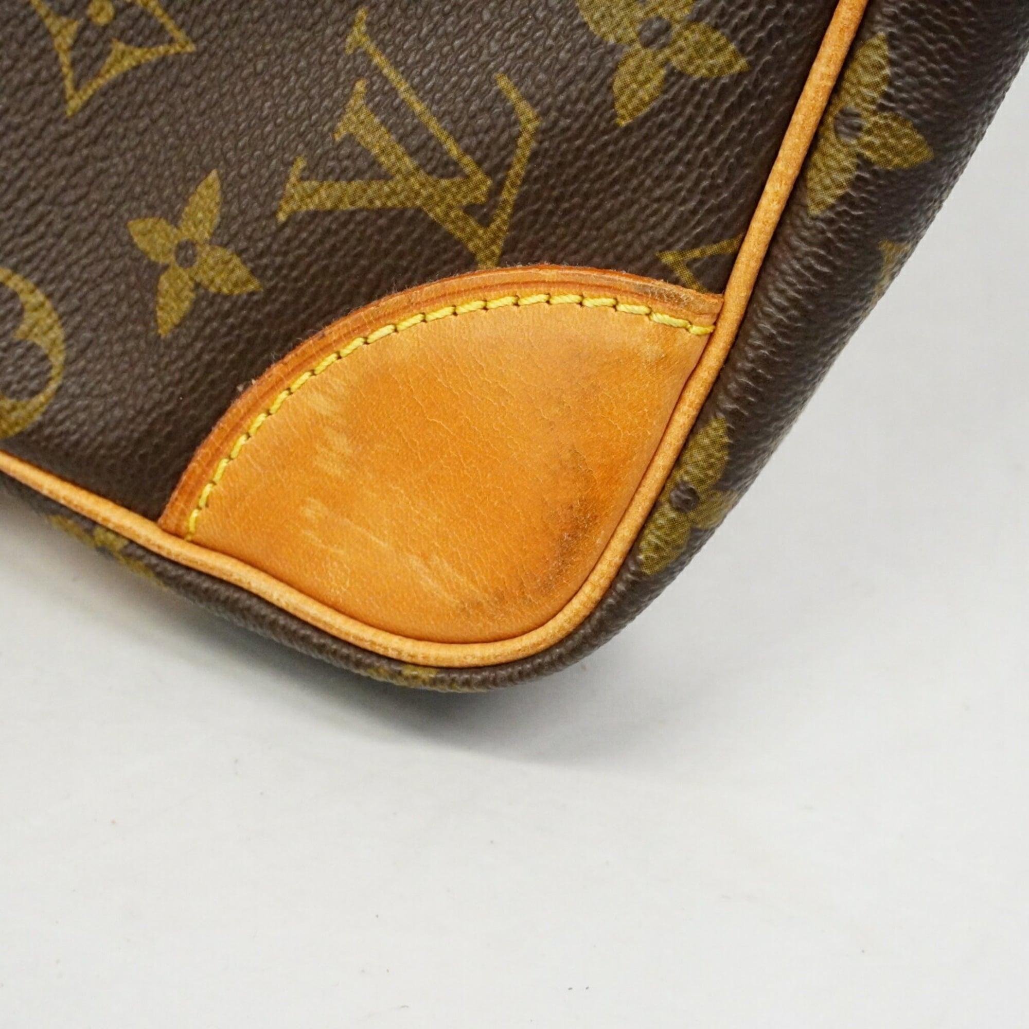 Louis Vuitton Brown Clutch Bag (Pre-Owned)