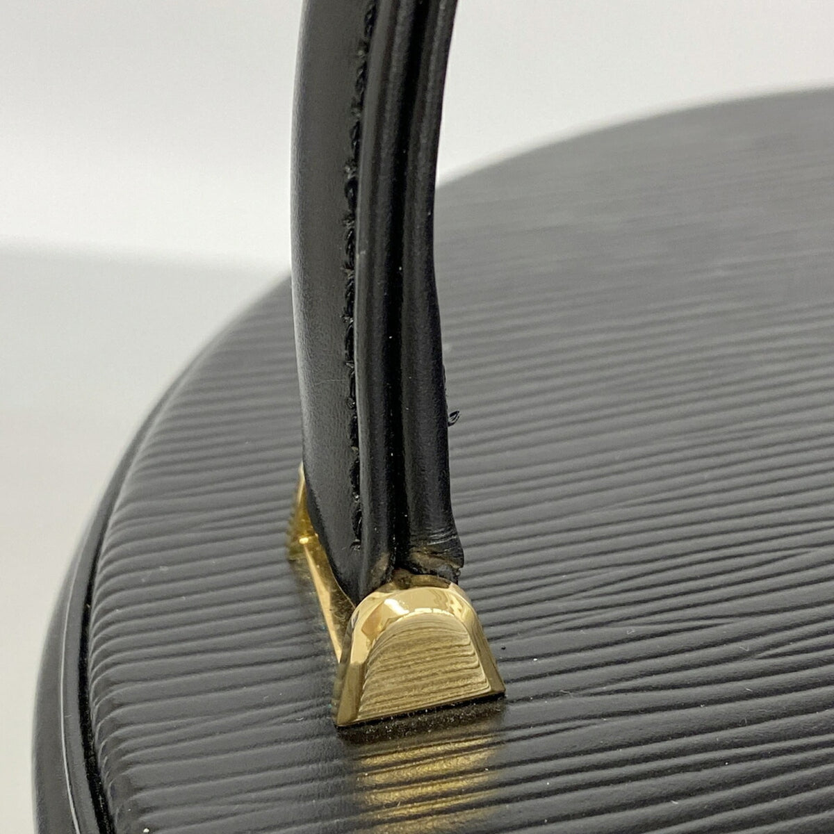 Louis Vuitton Noir Handbag (Pre-Owned)