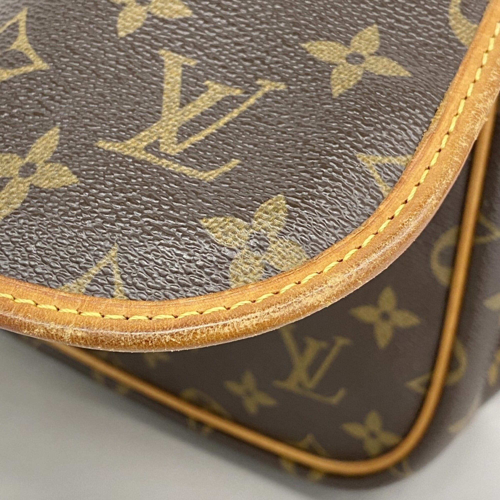 Louis Vuitton Brown Shoulder Bag (Pre-Owned)