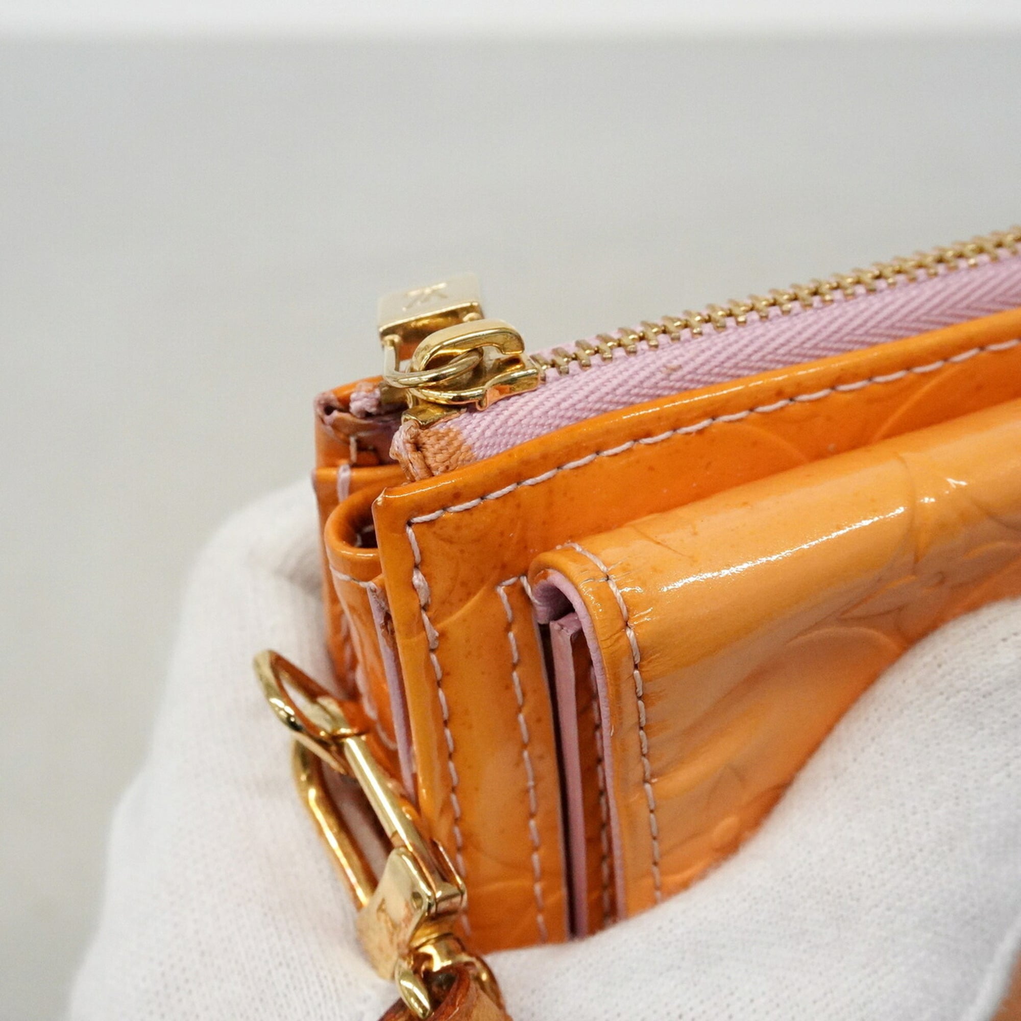 Louis Vuitton Rose Handbag (Pre-Owned)
