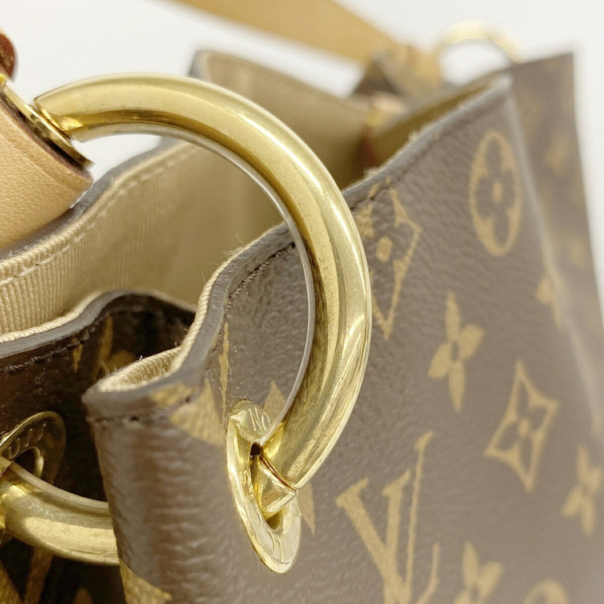 Louis Vuitton Beige Shoulder Bag (Pre-Owned)
