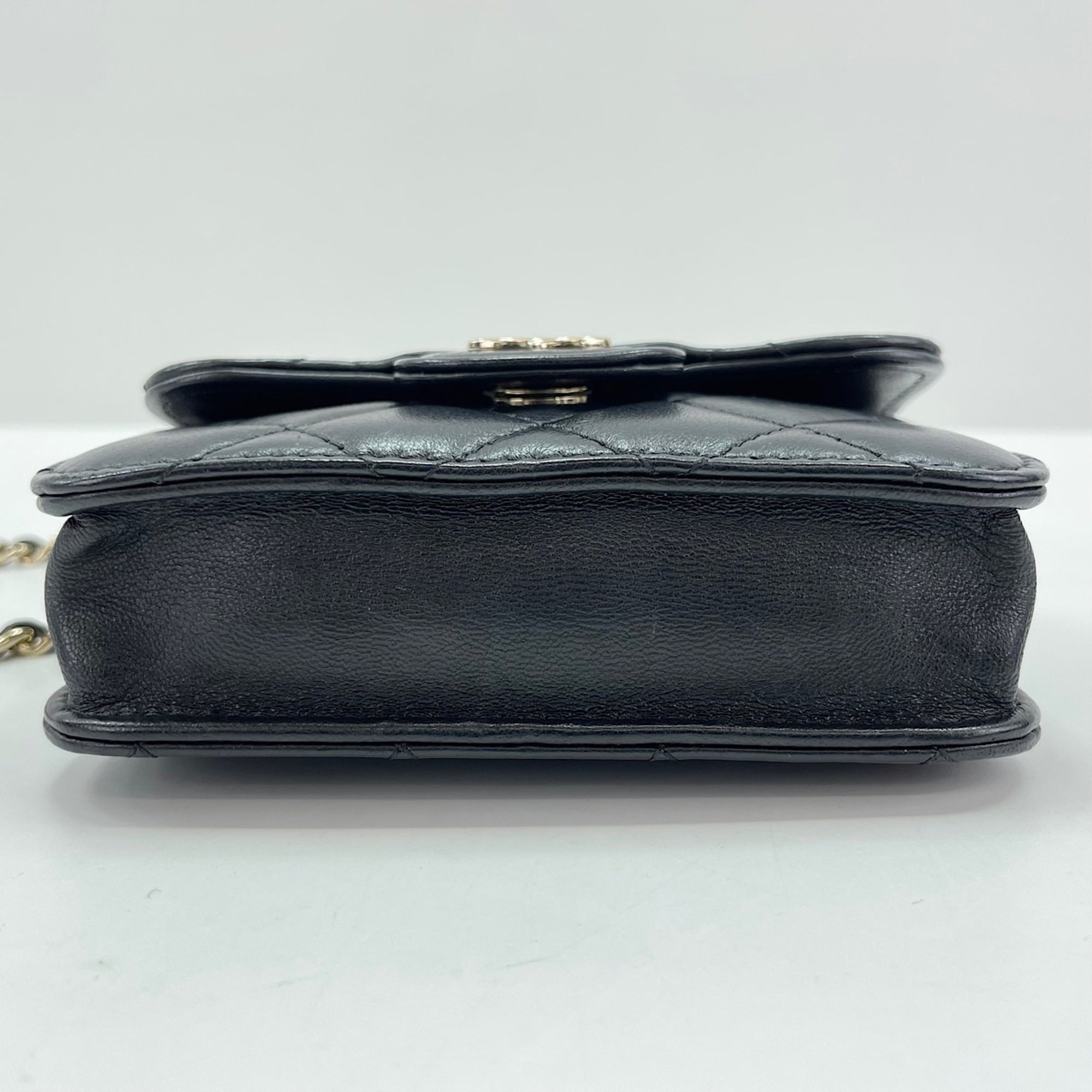 Chanel Black Leather Shoulder Bag (Pre-Owned)