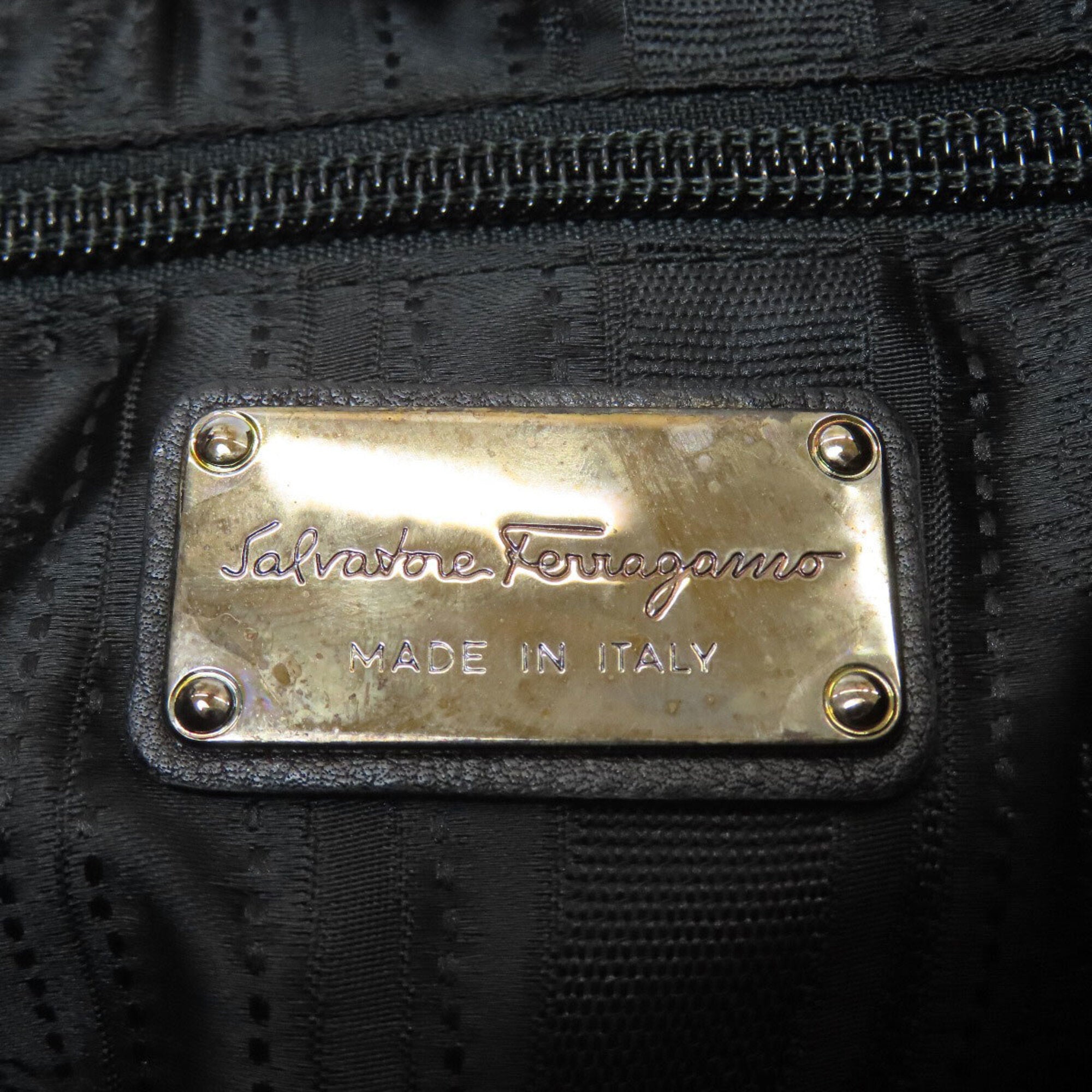 Salvatore Ferragamo Black Leather Shoulder Bag (Pre-Owned)