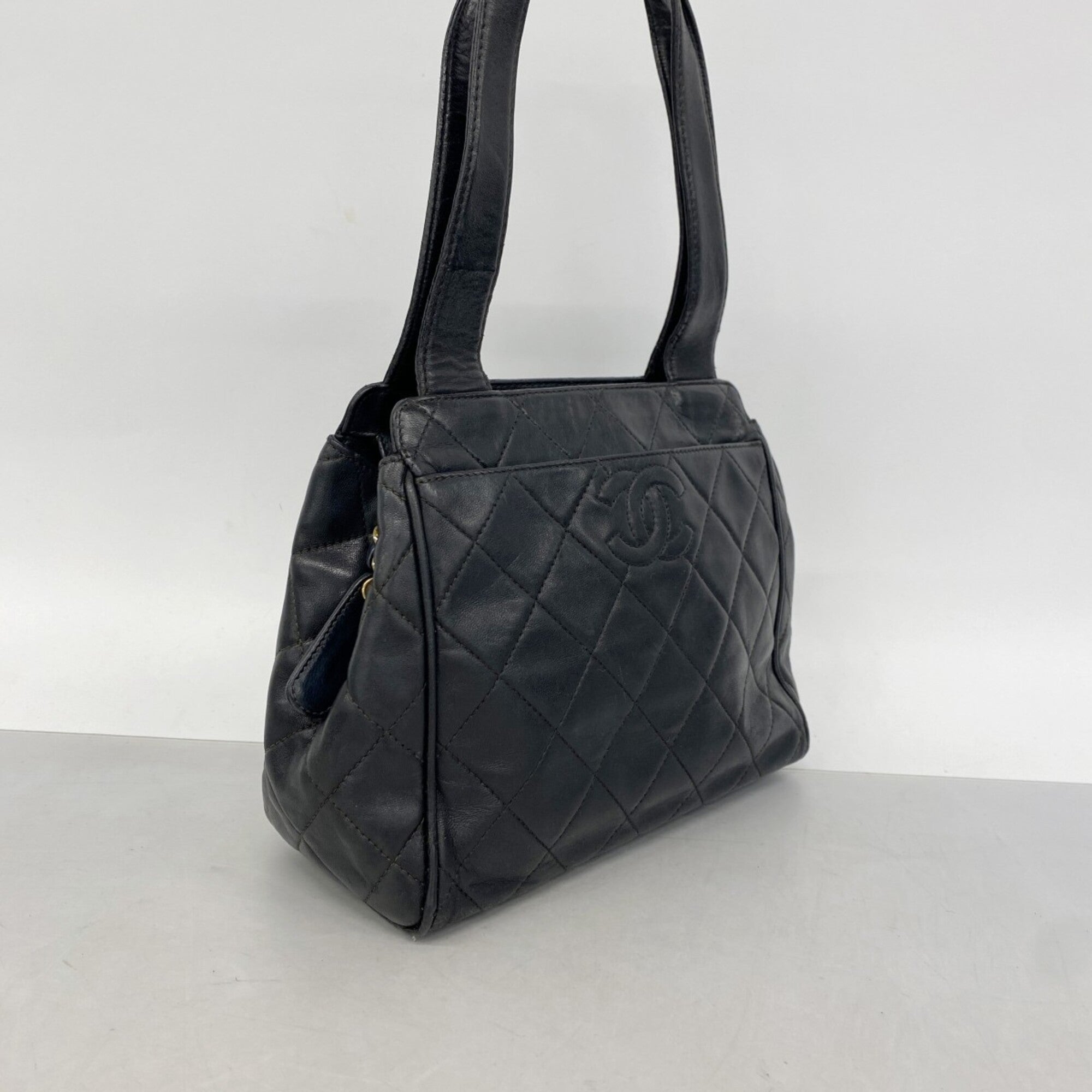 Chanel Black Leather Handbag (Pre-Owned)