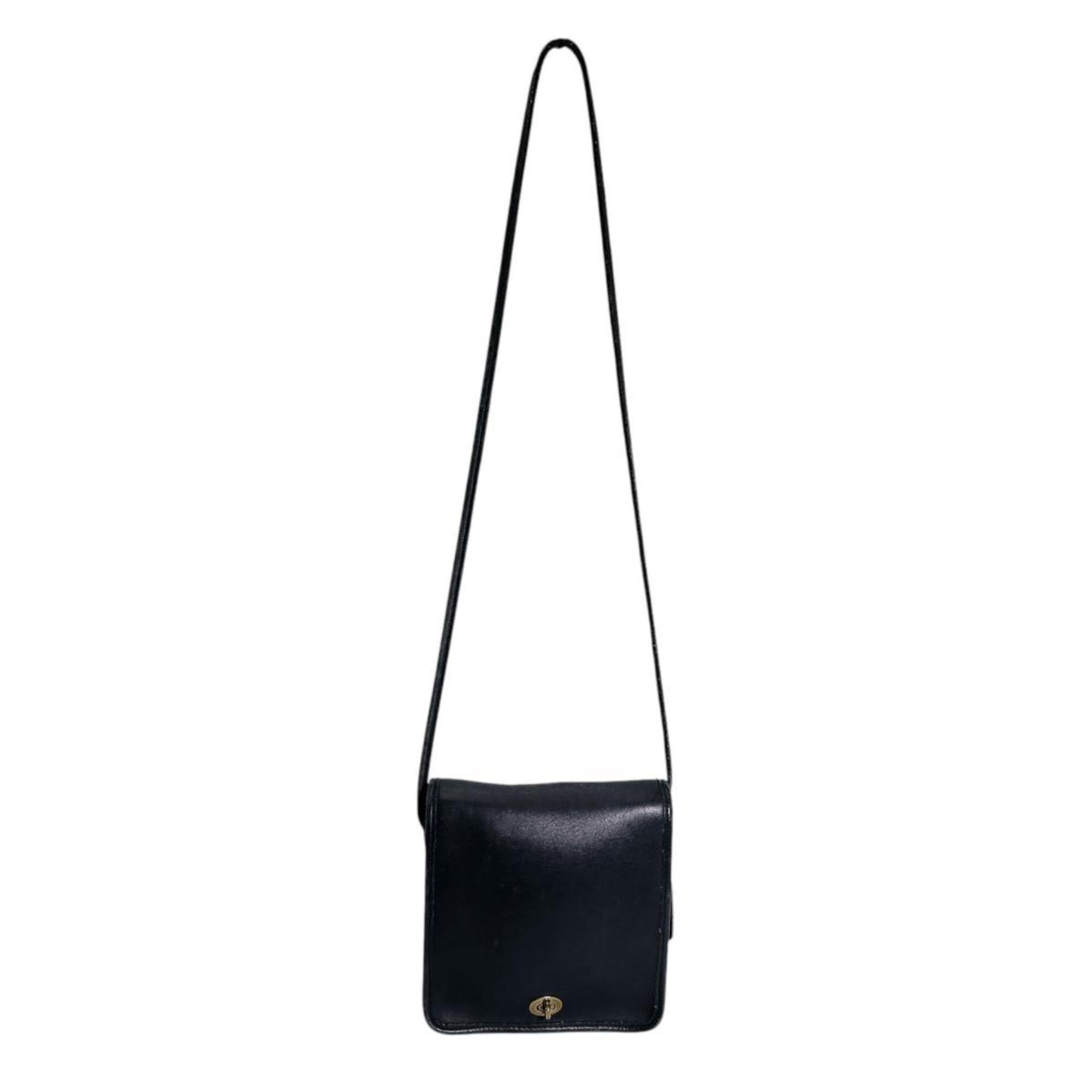 Coach Navy Leather Shoulder Bag (Pre-Owned)