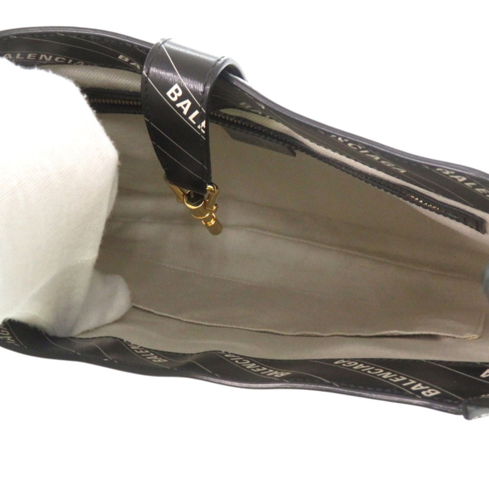 Gucci Black White Leather Shoulder Bag (Pre-Owned)