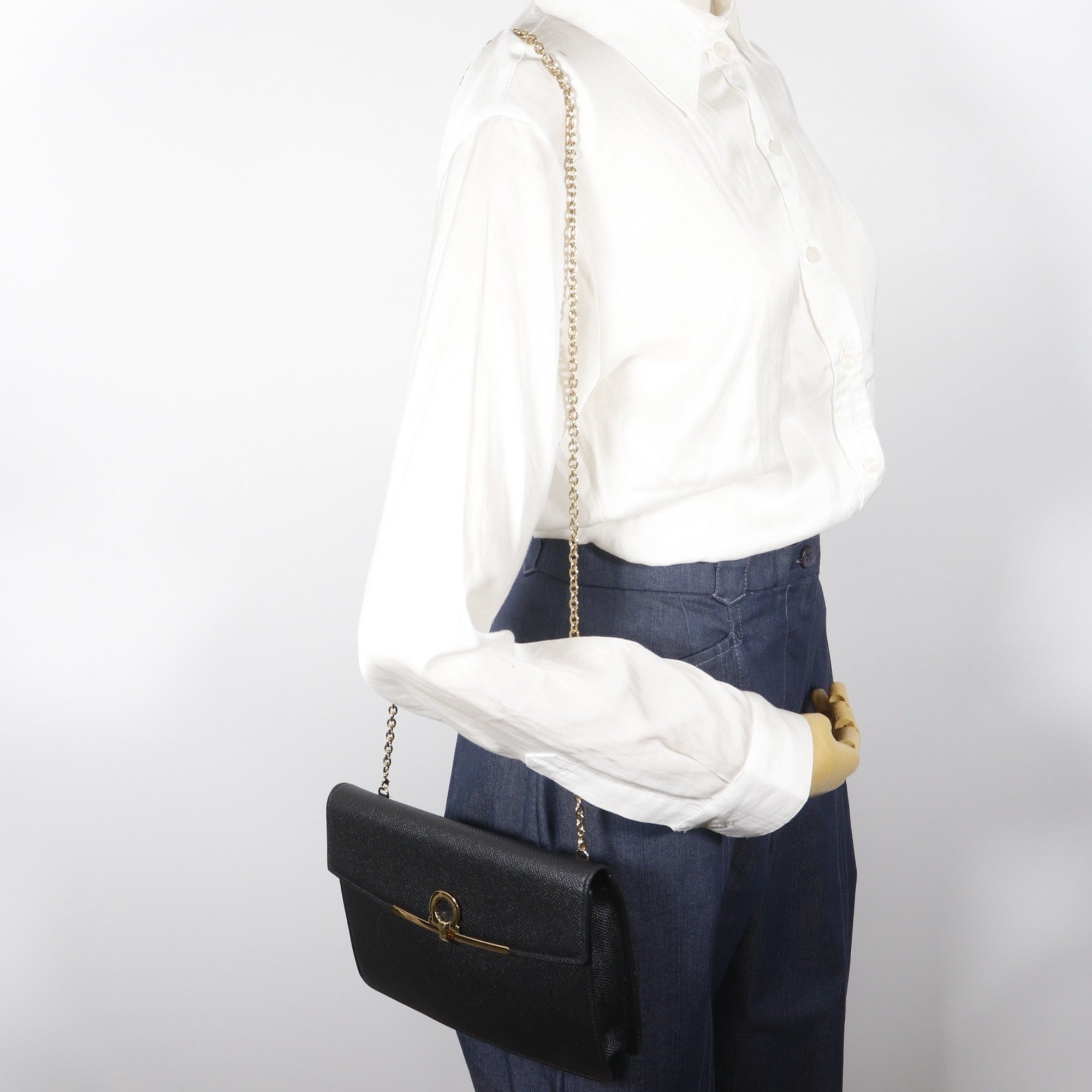Salvatore Ferragamo Black Leather Shoulder Bag (Pre-Owned)