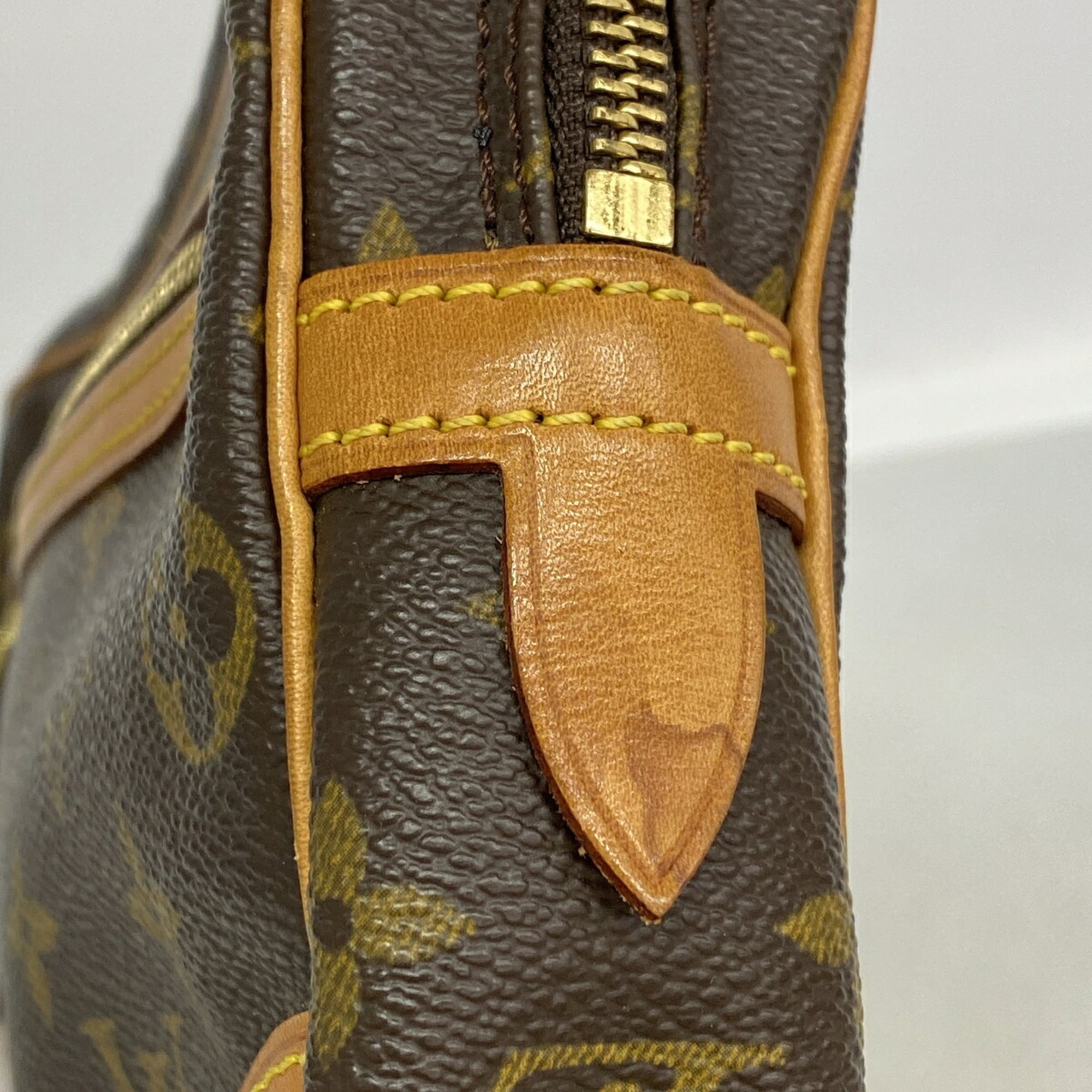 Louis Vuitton Brown Clutch Bag (Pre-Owned)