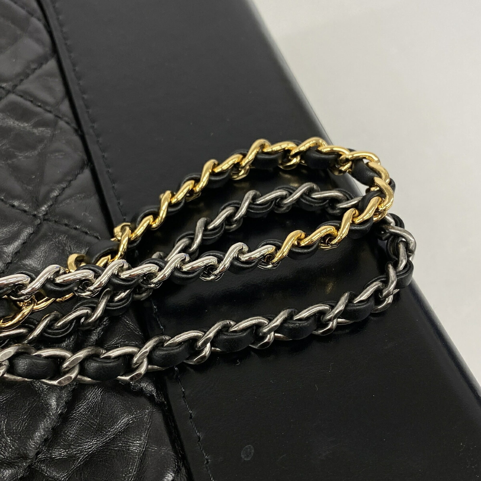 Chanel Black Leather Shoulder Bag (Pre-Owned)