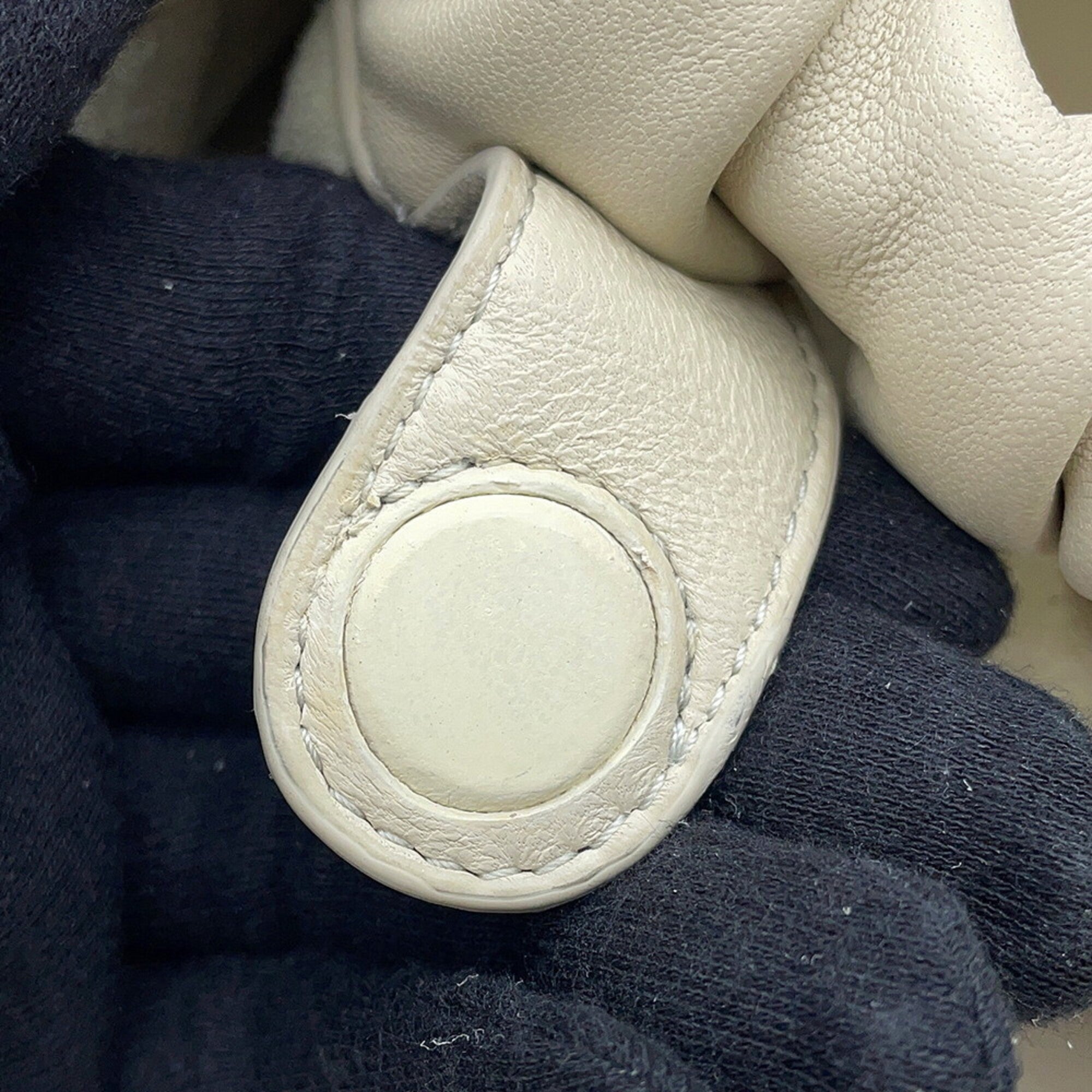 Loewe Ivory Leather Shoulder Bag (Pre-Owned)