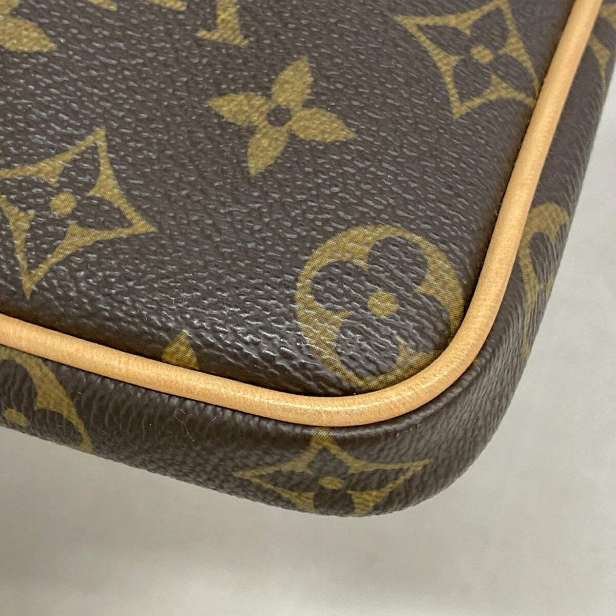 Louis Vuitton Brown Clutch Bag (Pre-Owned)