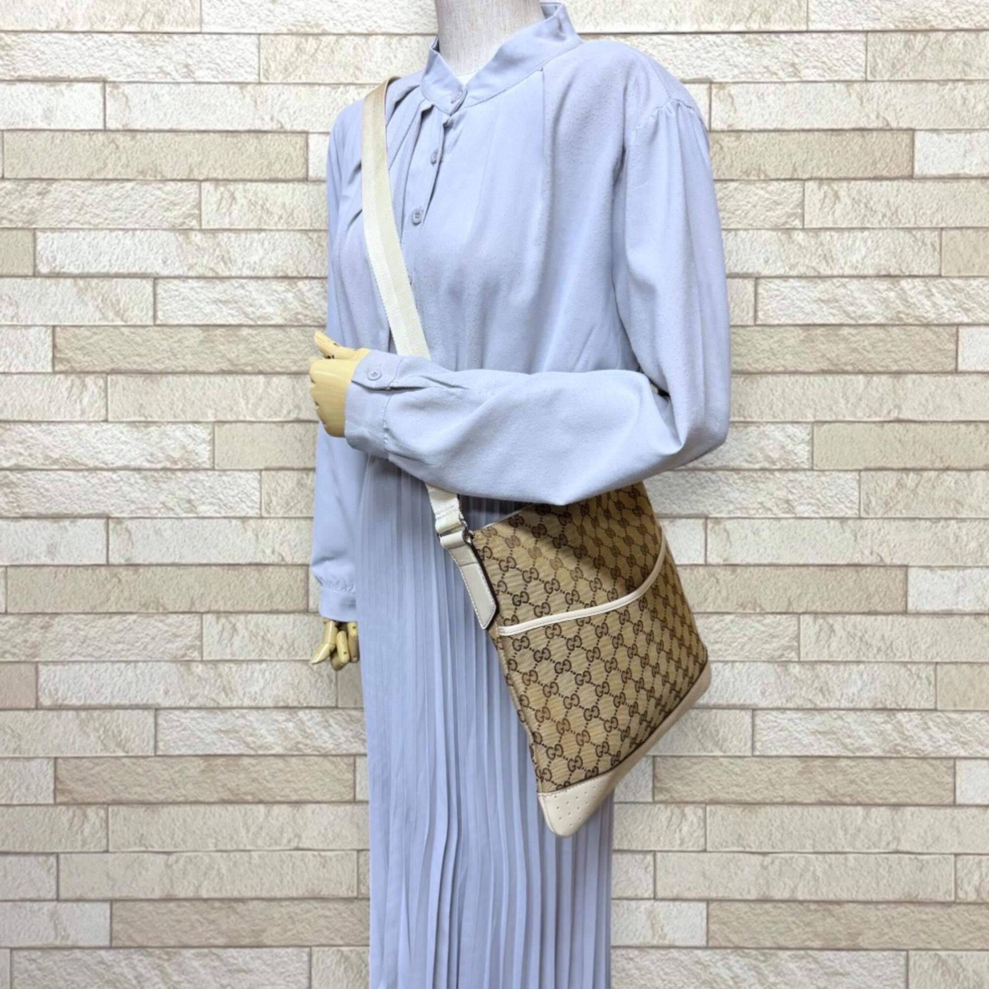 Gucci Beige White Gg Canvas Shoulder Bag (Pre-Owned)