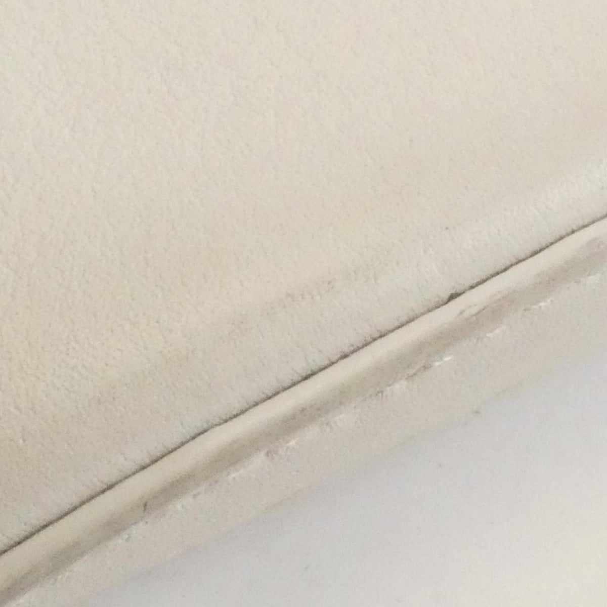 Loewe White Leather Shoulder Bag (Pre-Owned)
