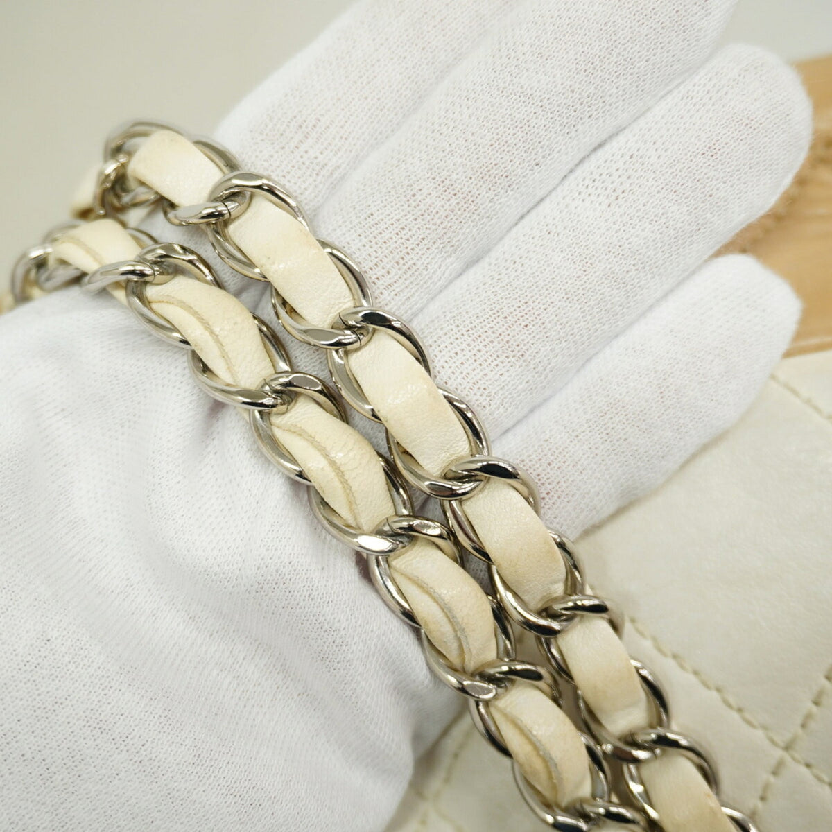Chanel Brown White Leather Shoulder Bag (Pre-Owned)