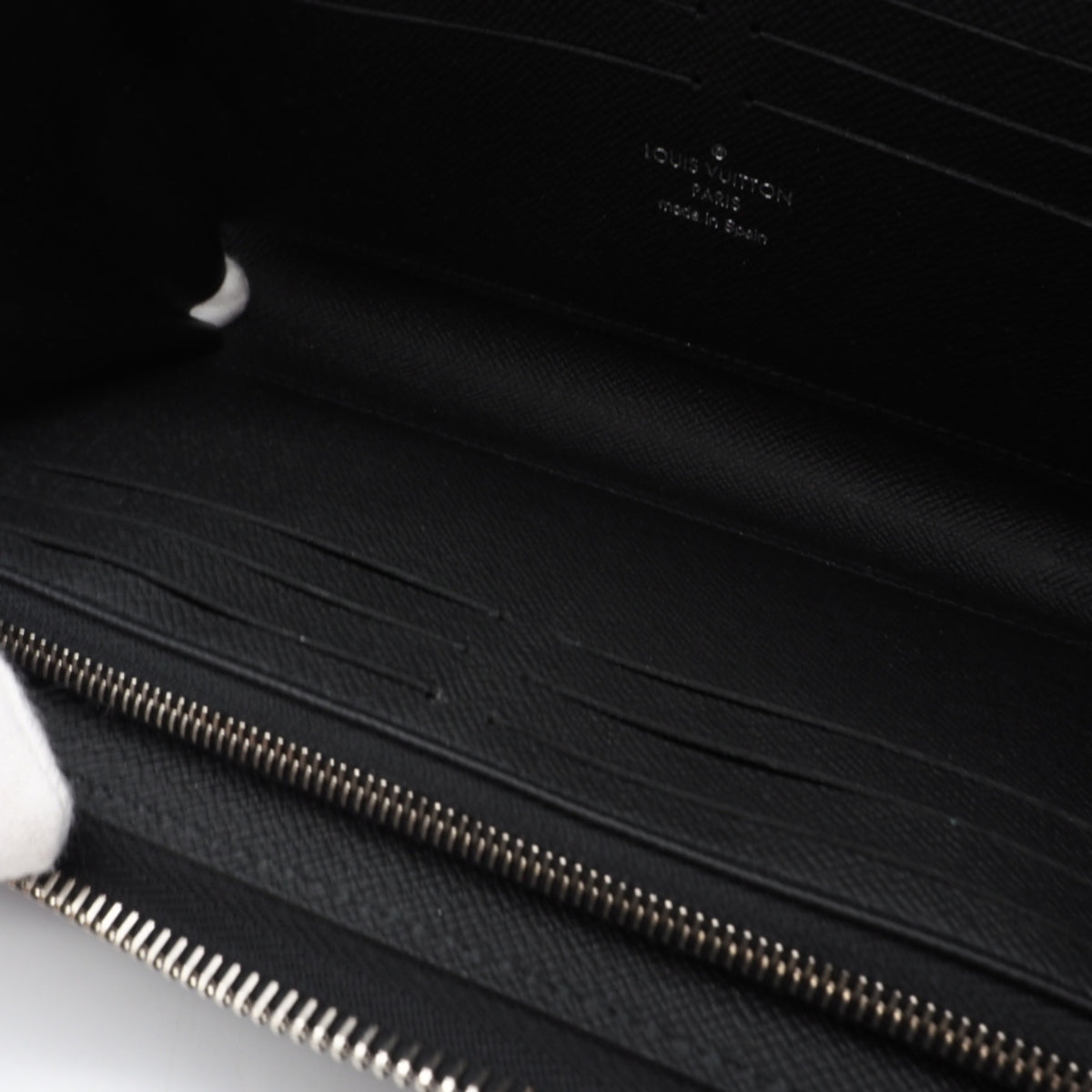 Louis Vuitton Taiga Black Leather Long Wallet (Bi-Fold) (Pre-Owned)