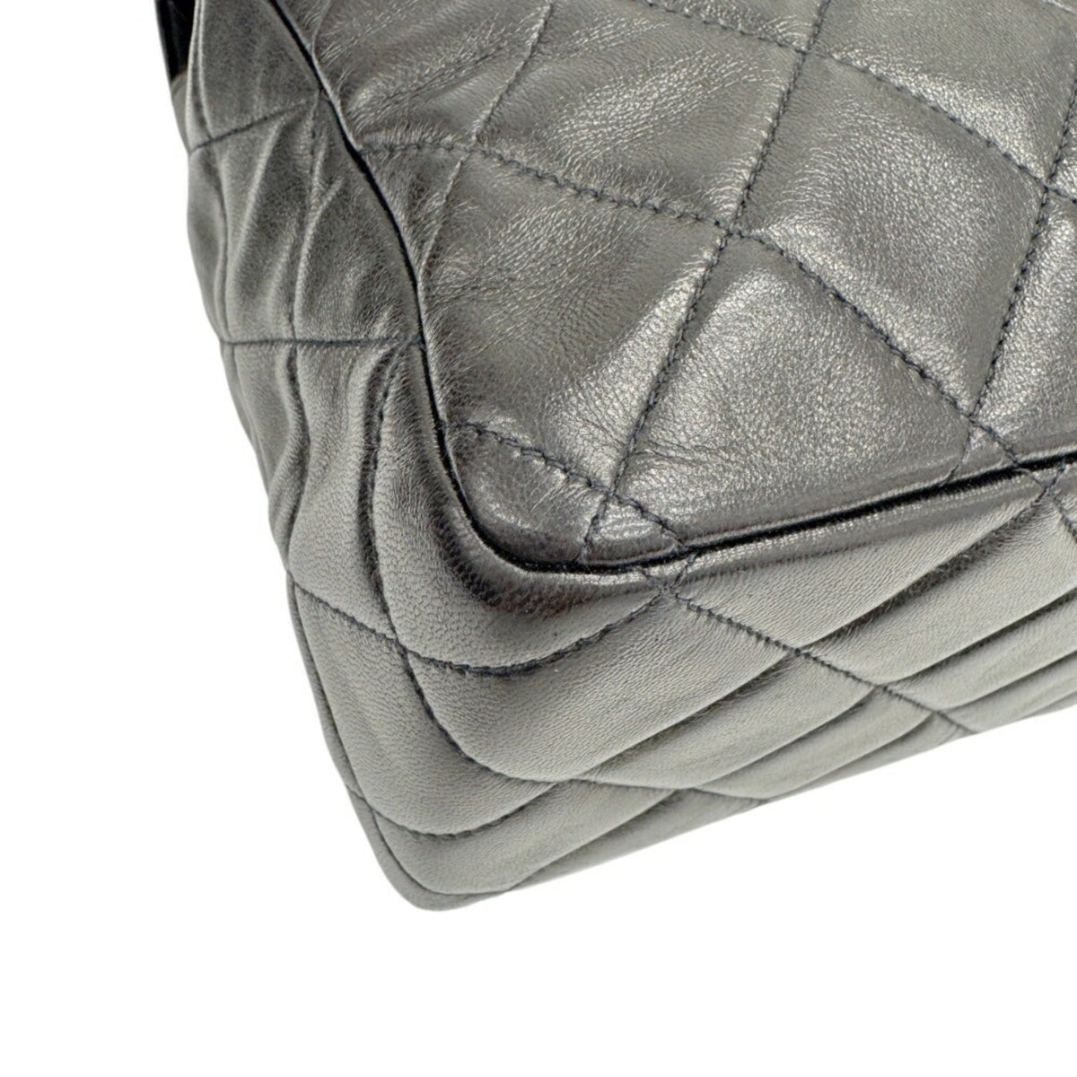 Chanel Black Leather Shoulder Bag (Pre-Owned)