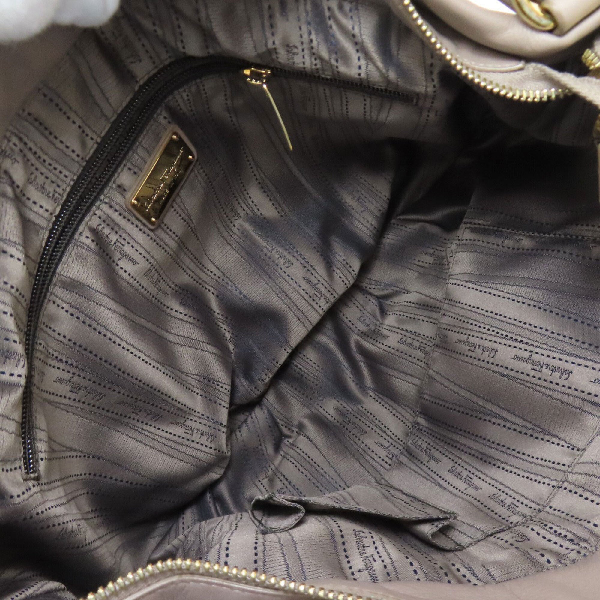 Salvatore Ferragamo Grayish Leather Shoulder Bag (Pre-Owned)