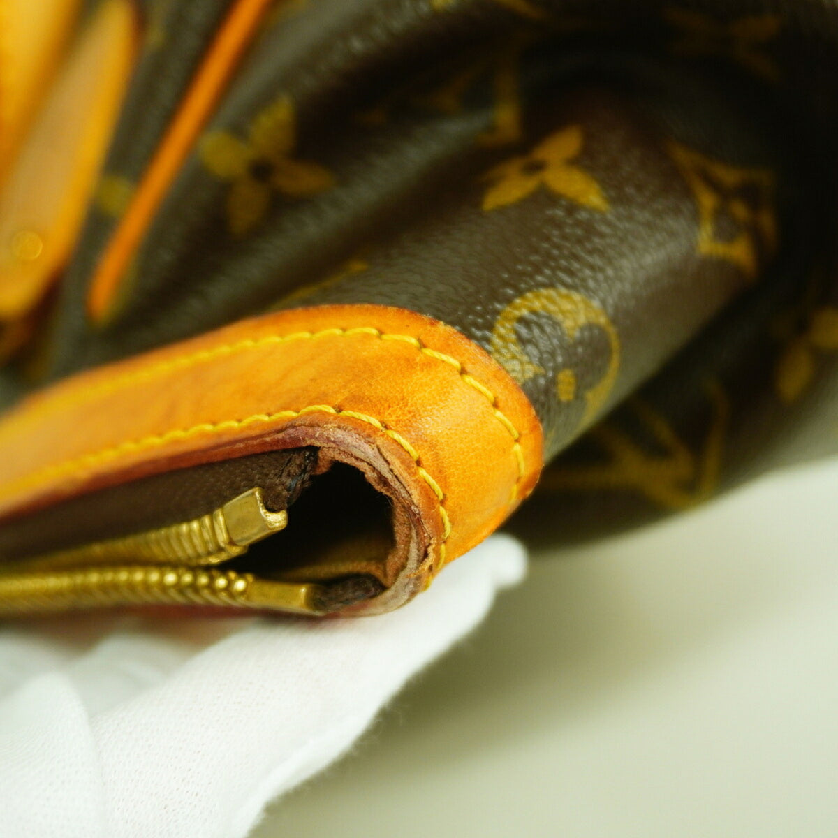 Louis Vuitton Brown Handbag (Pre-Owned)
