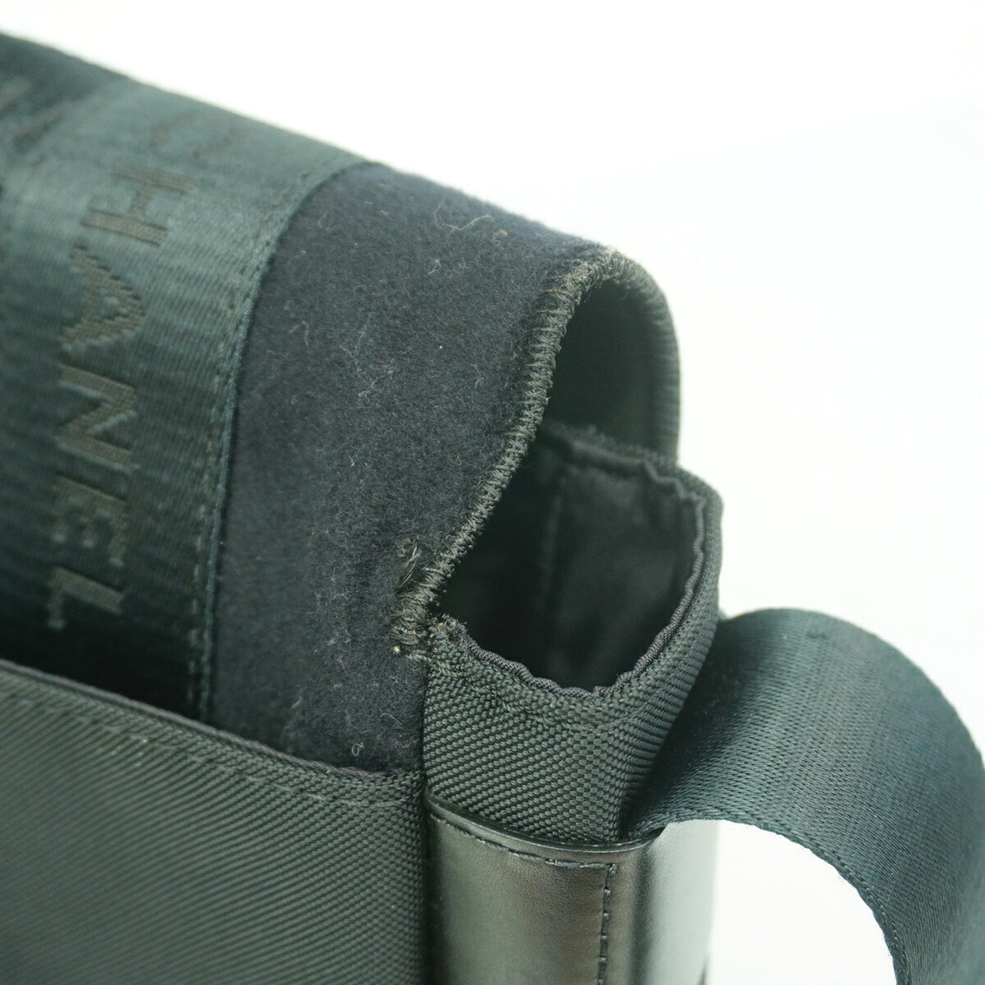 Chanel Black Leather Felt Handbag (Pre-Owned)