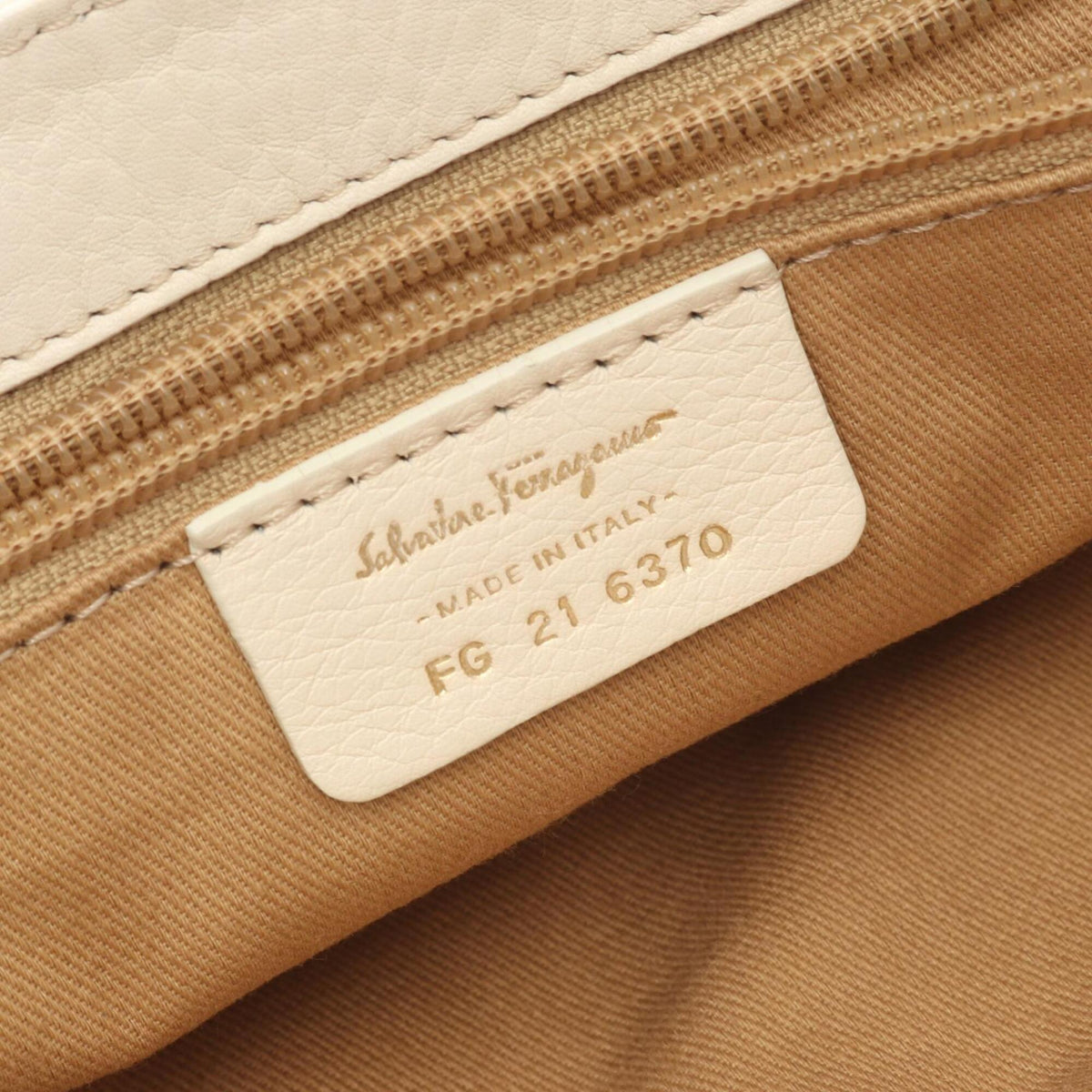 Salvatore Ferragamo Ivory Leather Handbag Shoulder Bag (Pre-Owned)