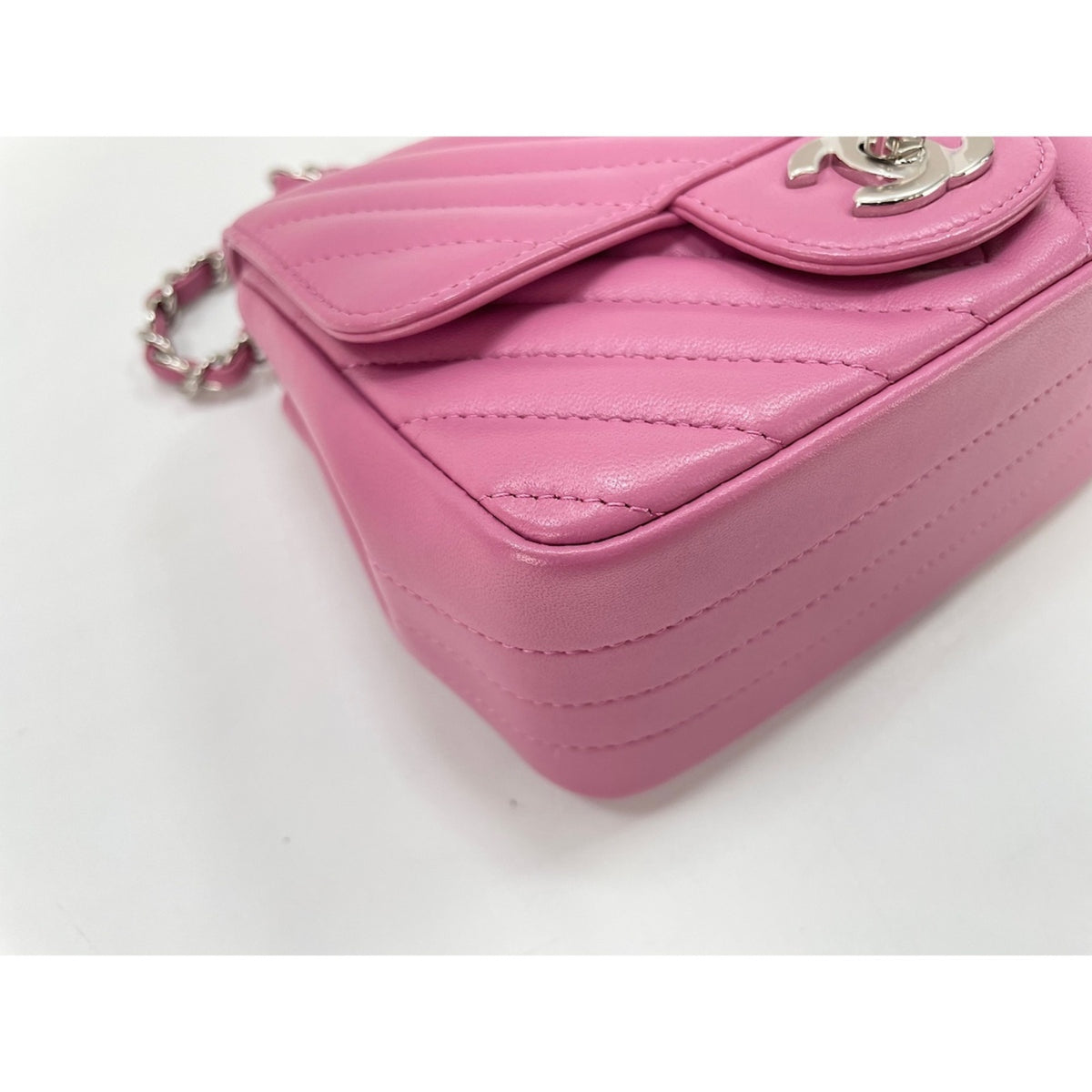 Chanel Pink Shoulder Bag (Pre-Owned)