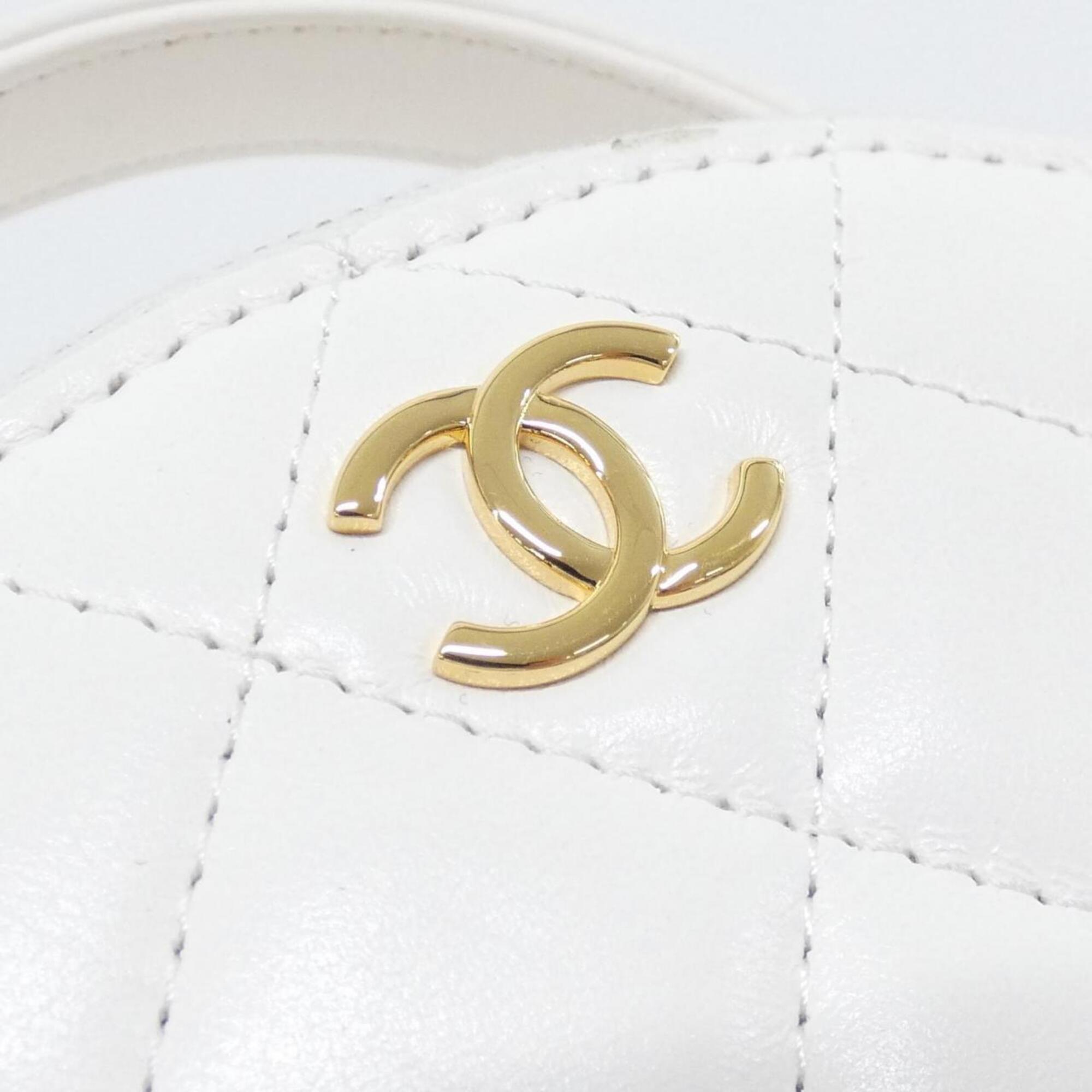 Chanel White Leather Shoulder Bag (Pre-Owned)