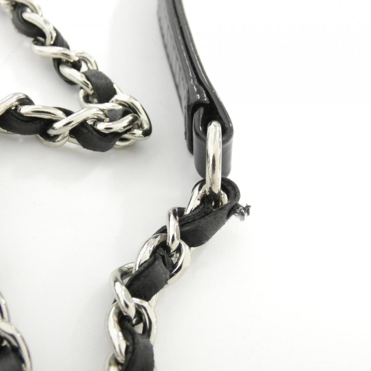 Chanel Black White Leather Shoulder Bag (Pre-Owned)
