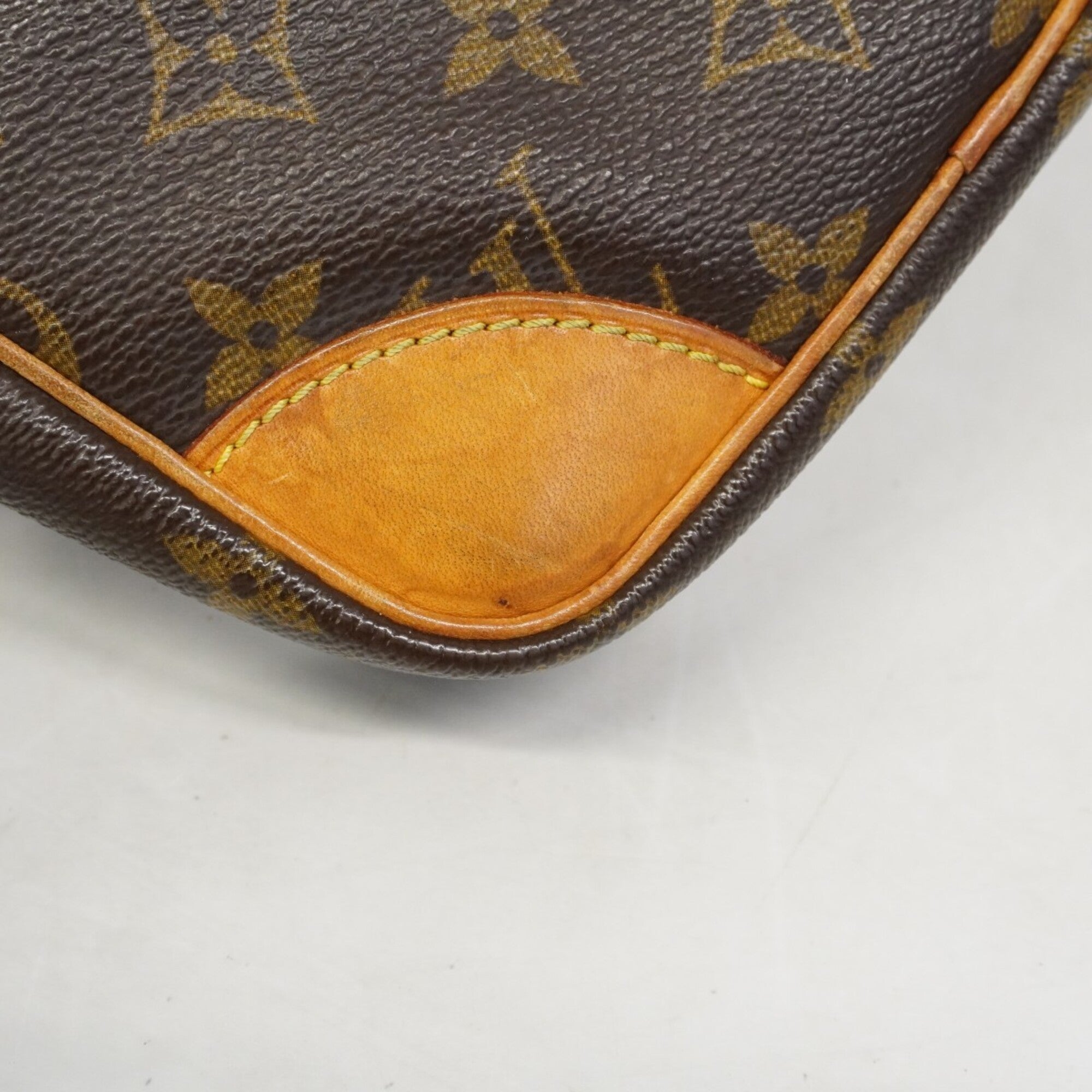 Louis Vuitton Brown Shoulder Bag (Pre-Owned)