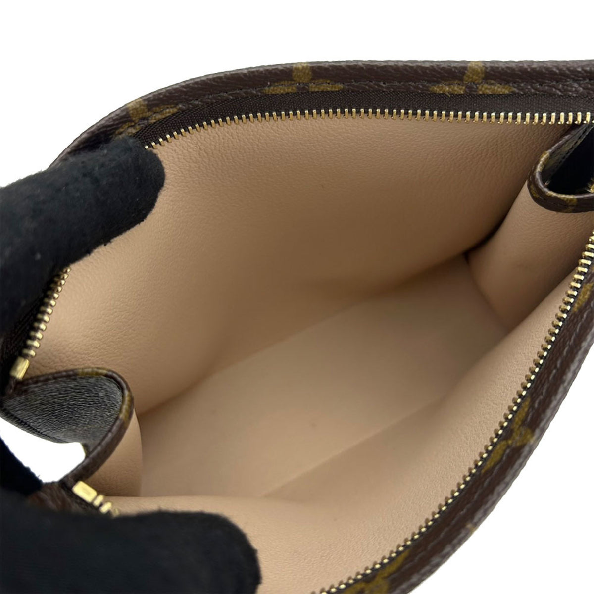 Louis Vuitton Monogram Pouch (Pre-Owned)