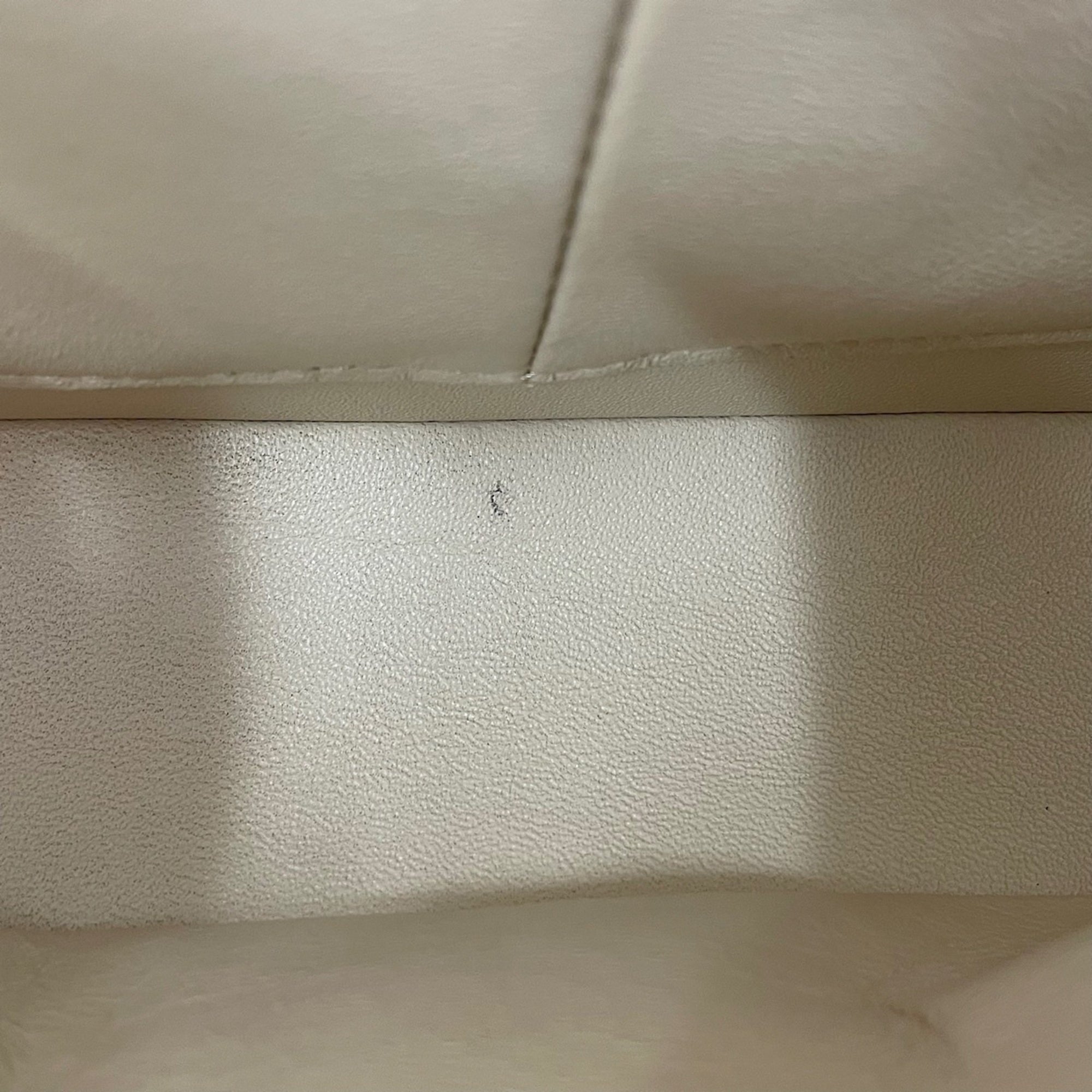 Chanel Beige Shoulder Bag (Pre-Owned)