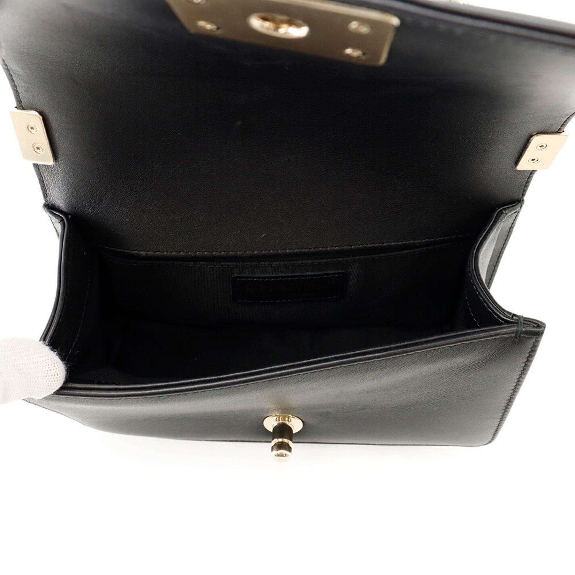 Chanel Matelasse Black Leather Shoulder Bag (Pre-Owned)