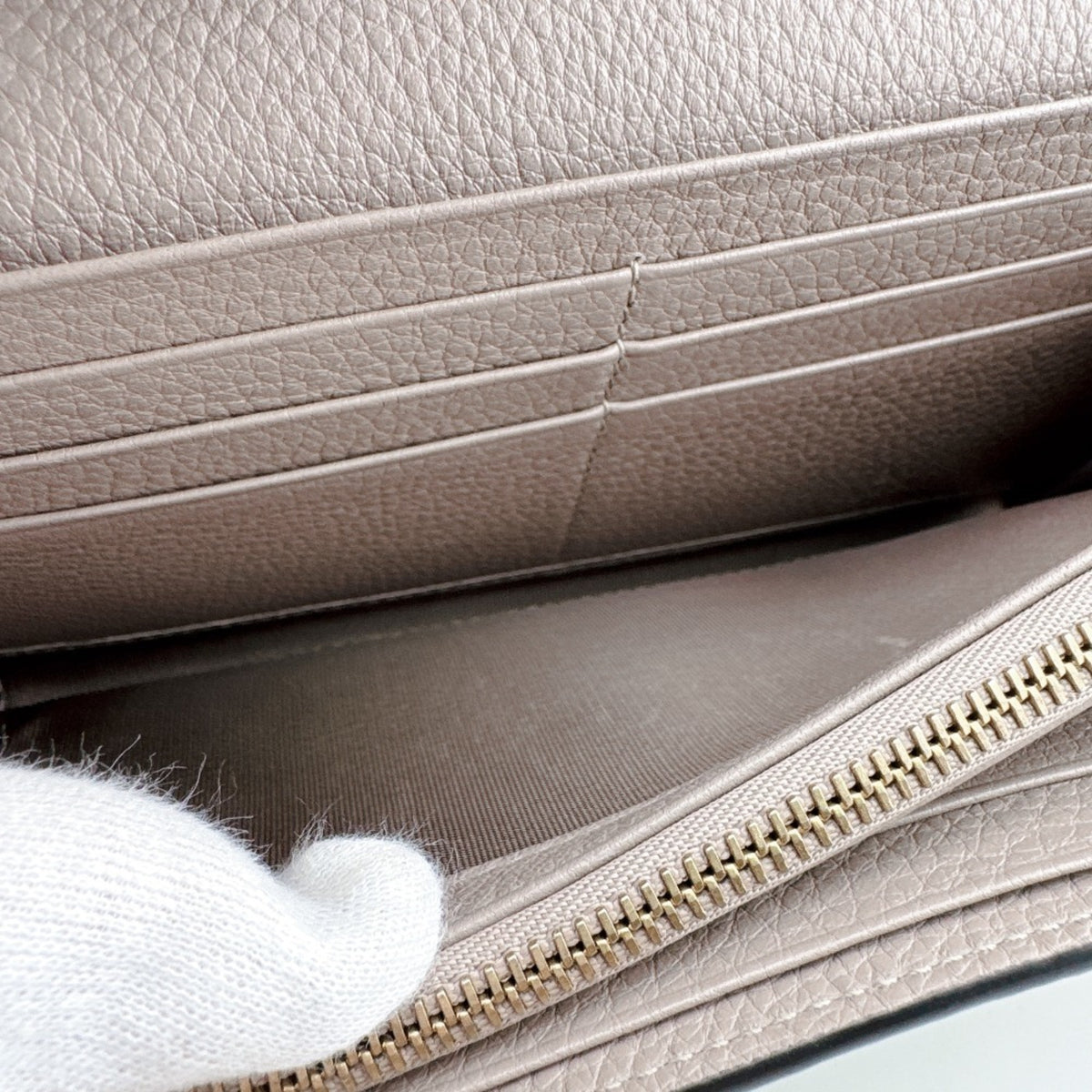 Gucci Beige Leather Long Wallet (Bi-Fold) (Pre-Owned)