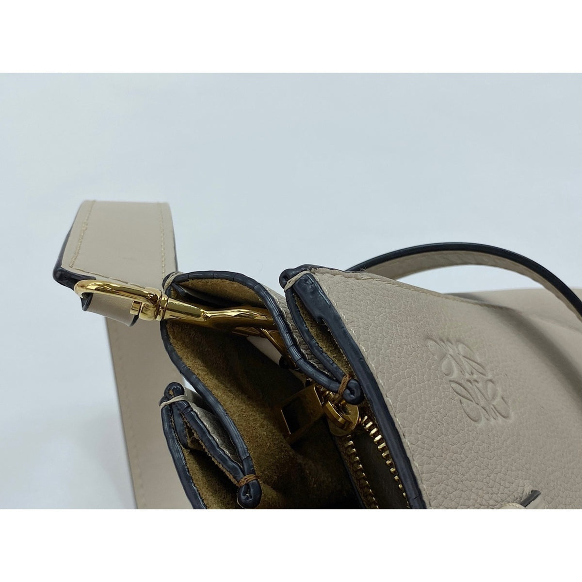 Loewe Beige Handbag (Pre-Owned)