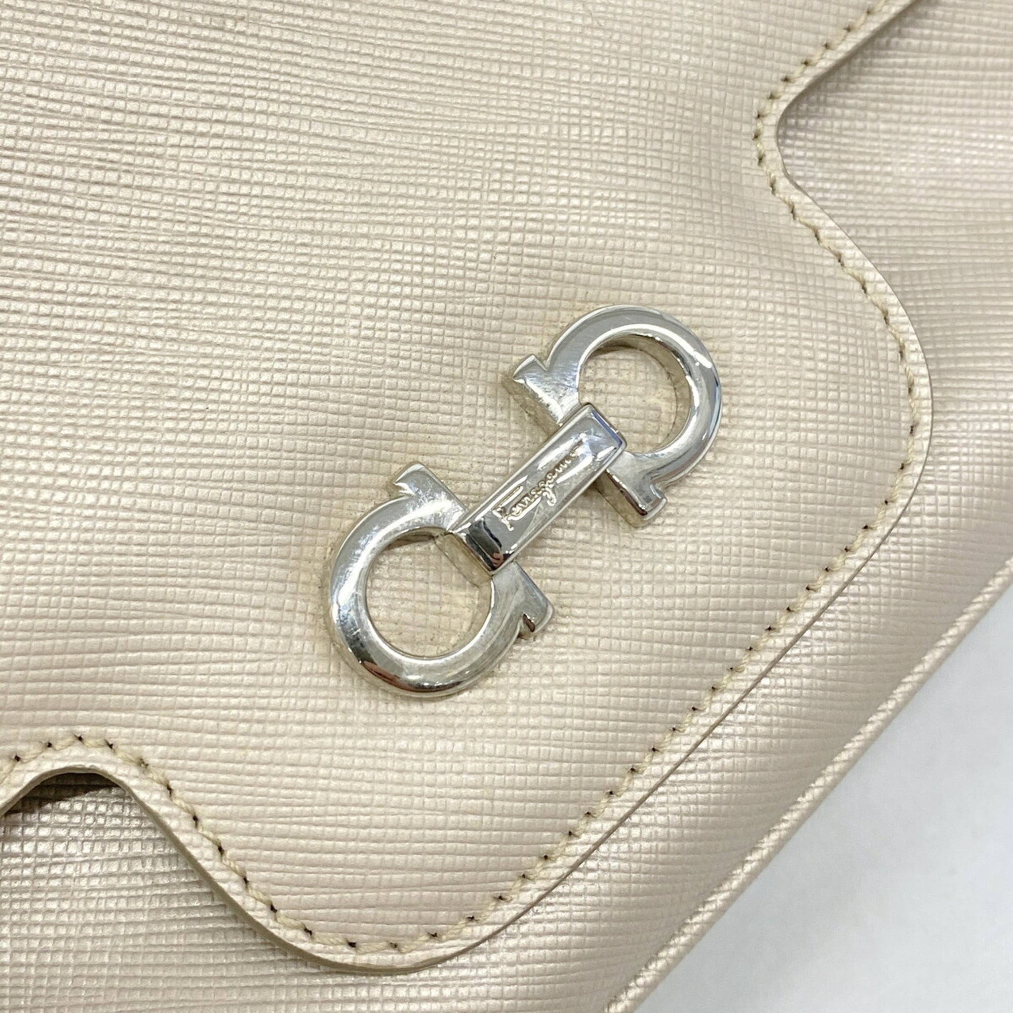 Salvatore Ferragamo Beige Leather Shoulder Bag (Pre-Owned)