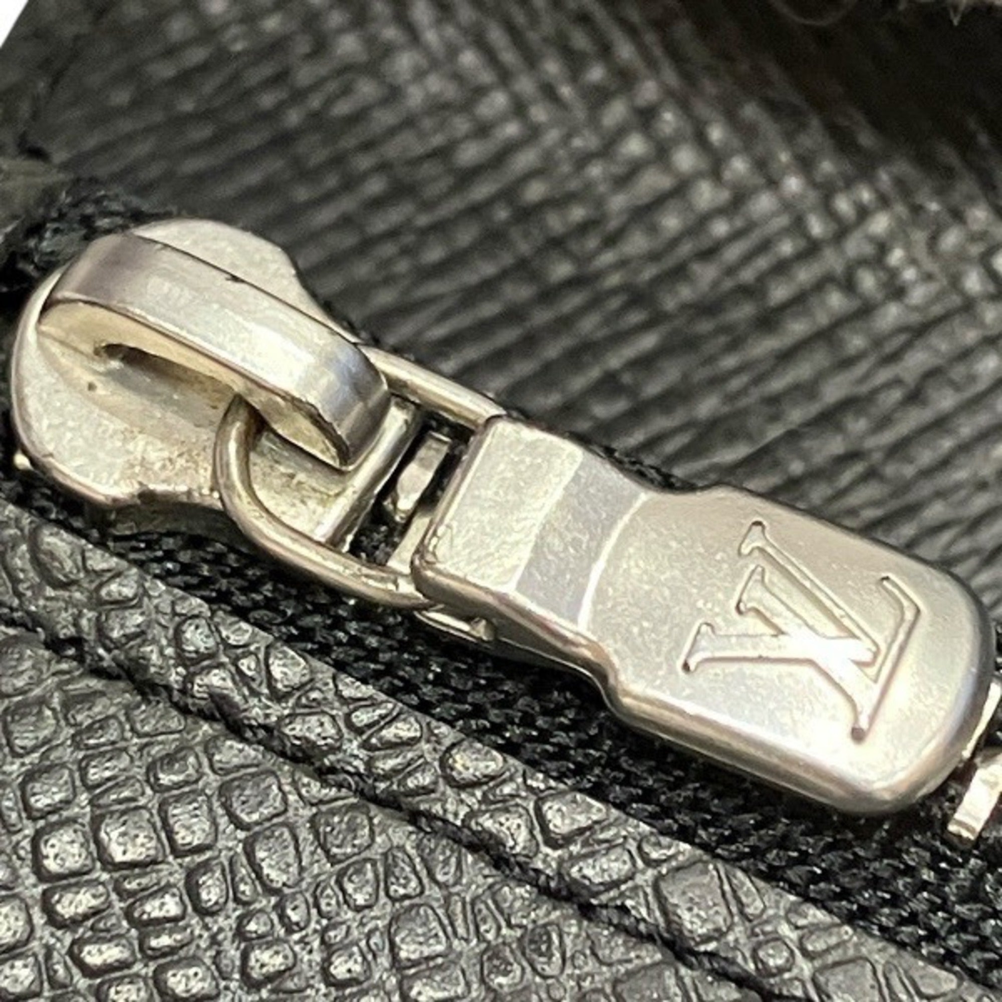 Louis Vuitton Black Taiga Leather Long Wallet (Bi-Fold) (Pre-Owned)