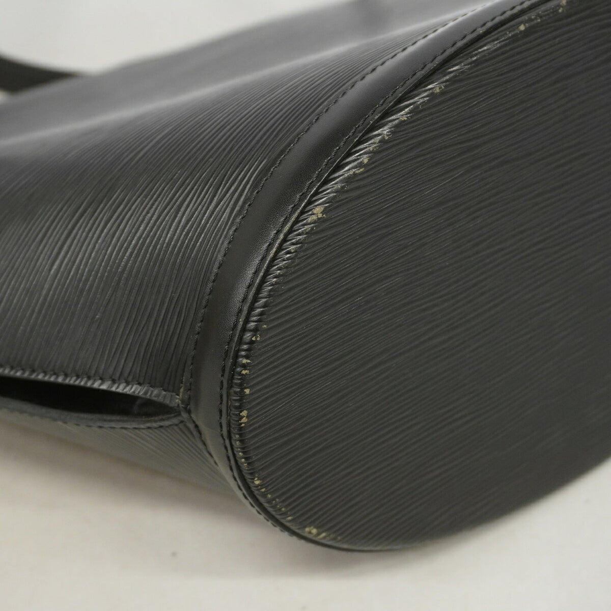 Louis Vuitton Noir Shoulder Bag (Pre-Owned)