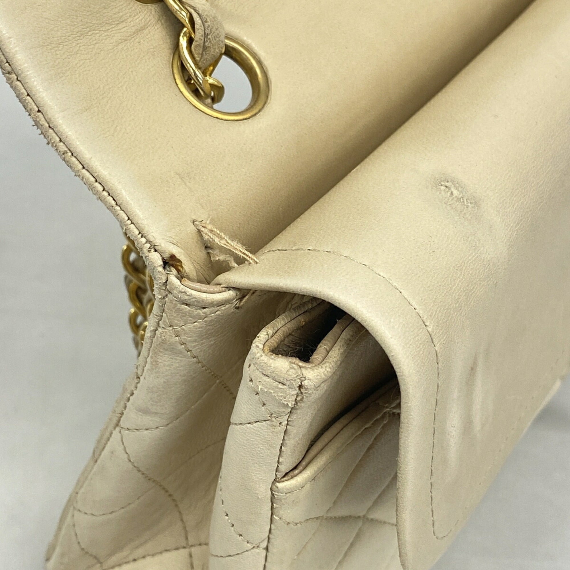 Chanel Beige Leather Shoulder Bag (Pre-Owned)