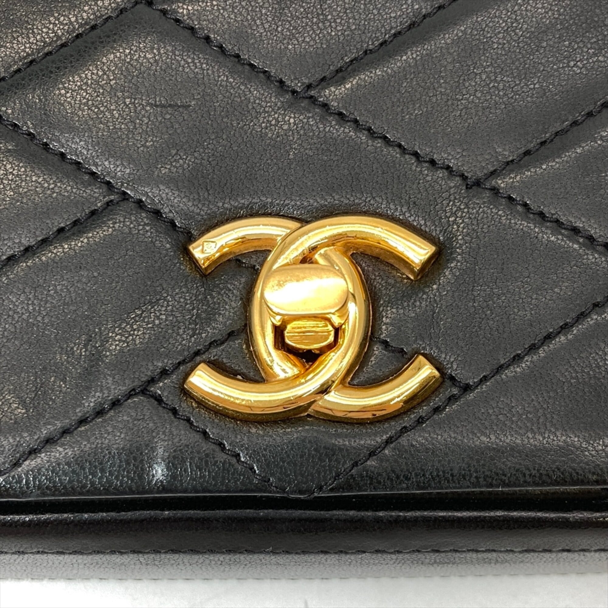Chanel Black Leather Shoulder Bag (Pre-Owned)