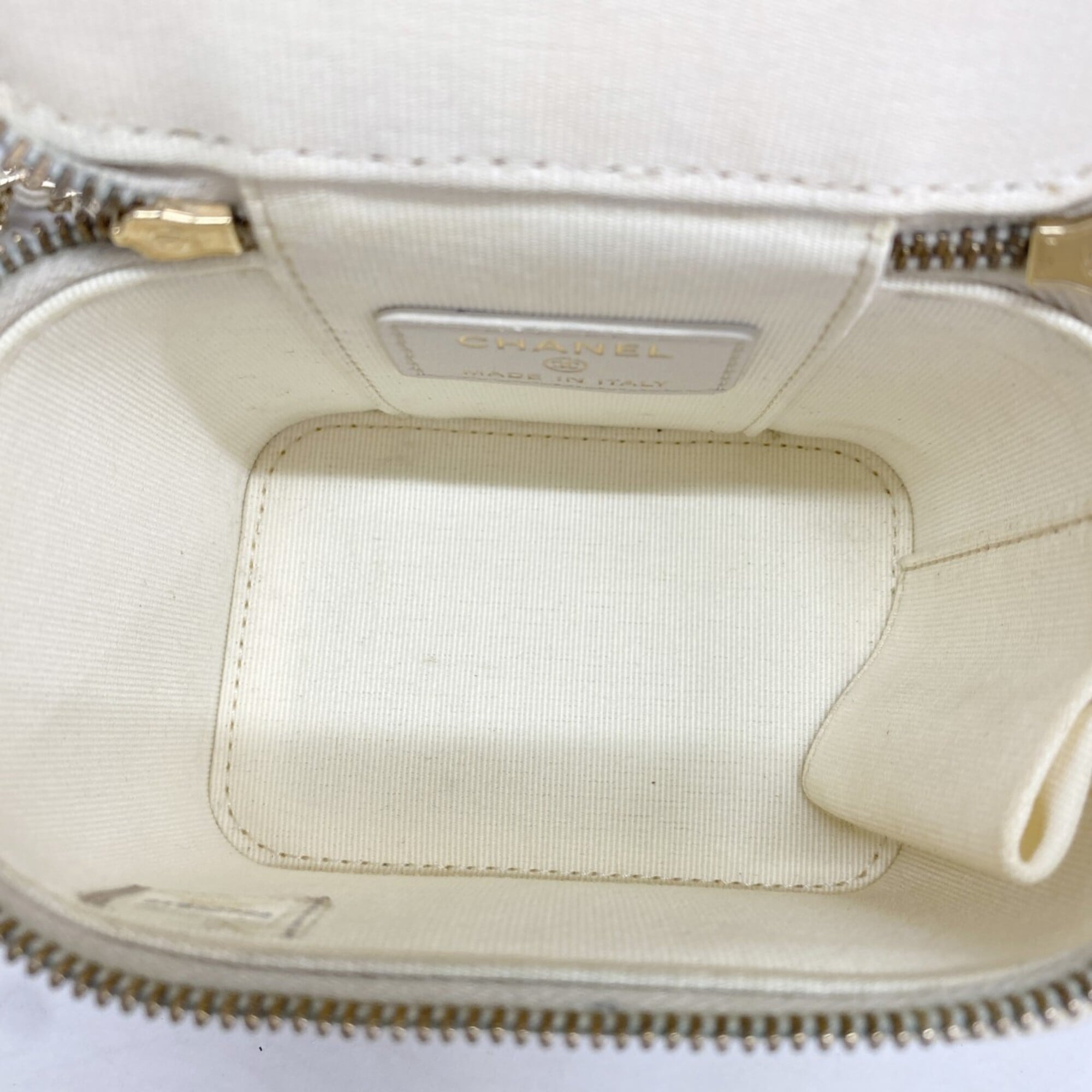 Chanel White Grained Calfskin Shoulder Bag (Pre-Owned)