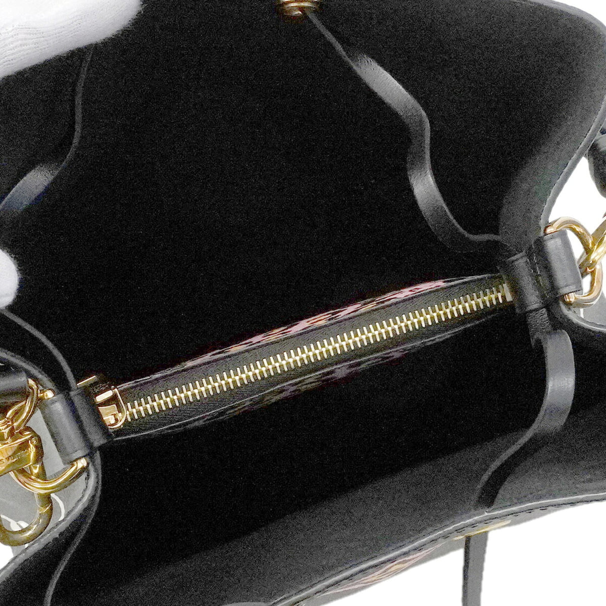 Louis Vuitton Noir Shoulder Bag (Pre-Owned)
