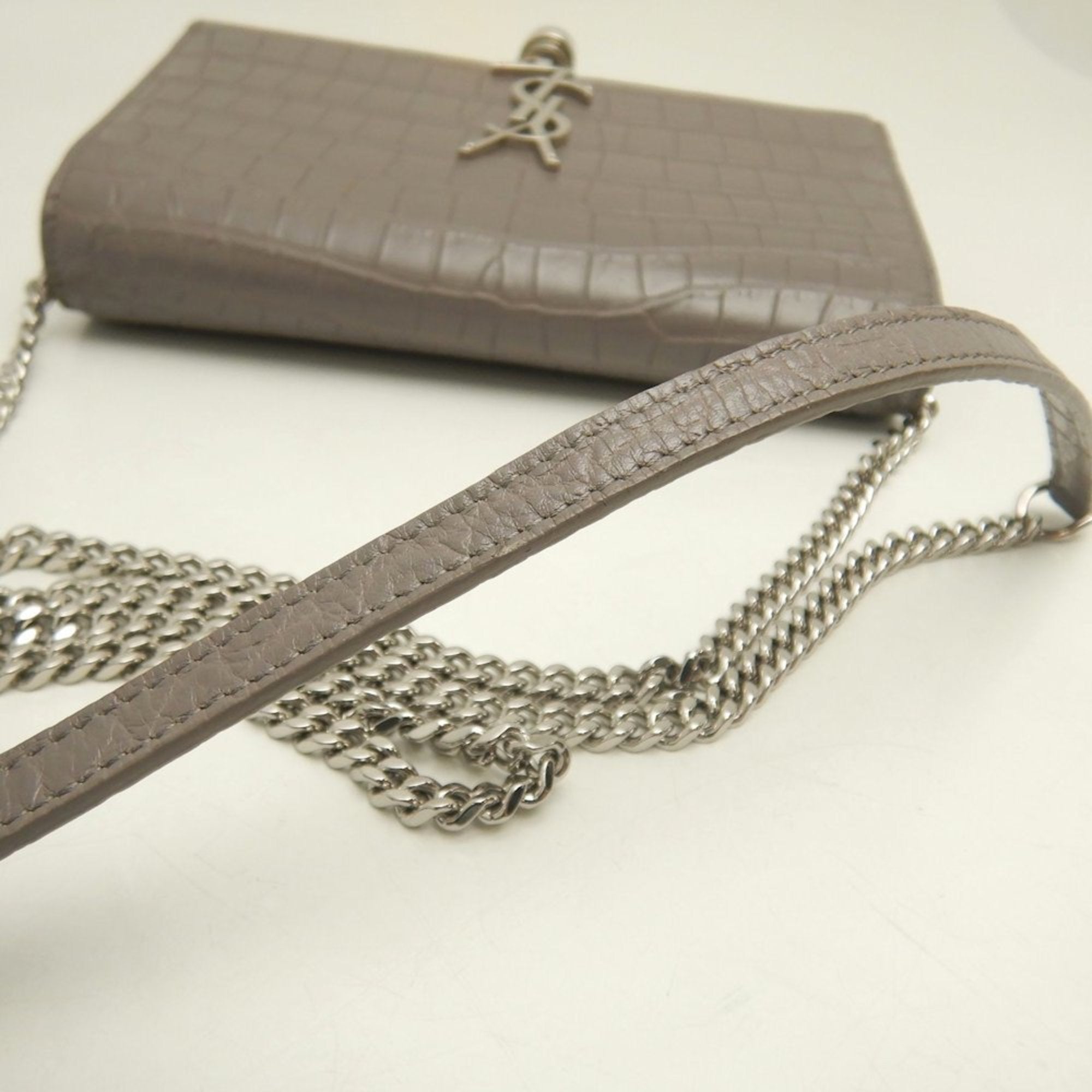 Yves Saint Laurent Grayish Leather Shoulder Bag (Pre-Owned)