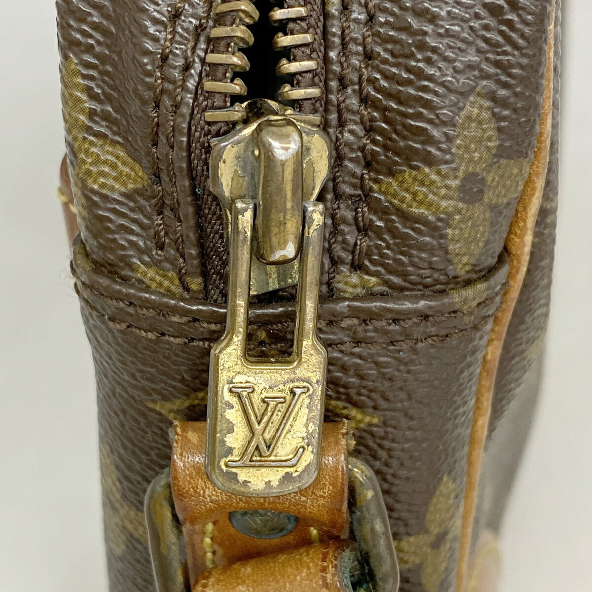 Louis Vuitton Brown Shoulder Bag (Pre-Owned)