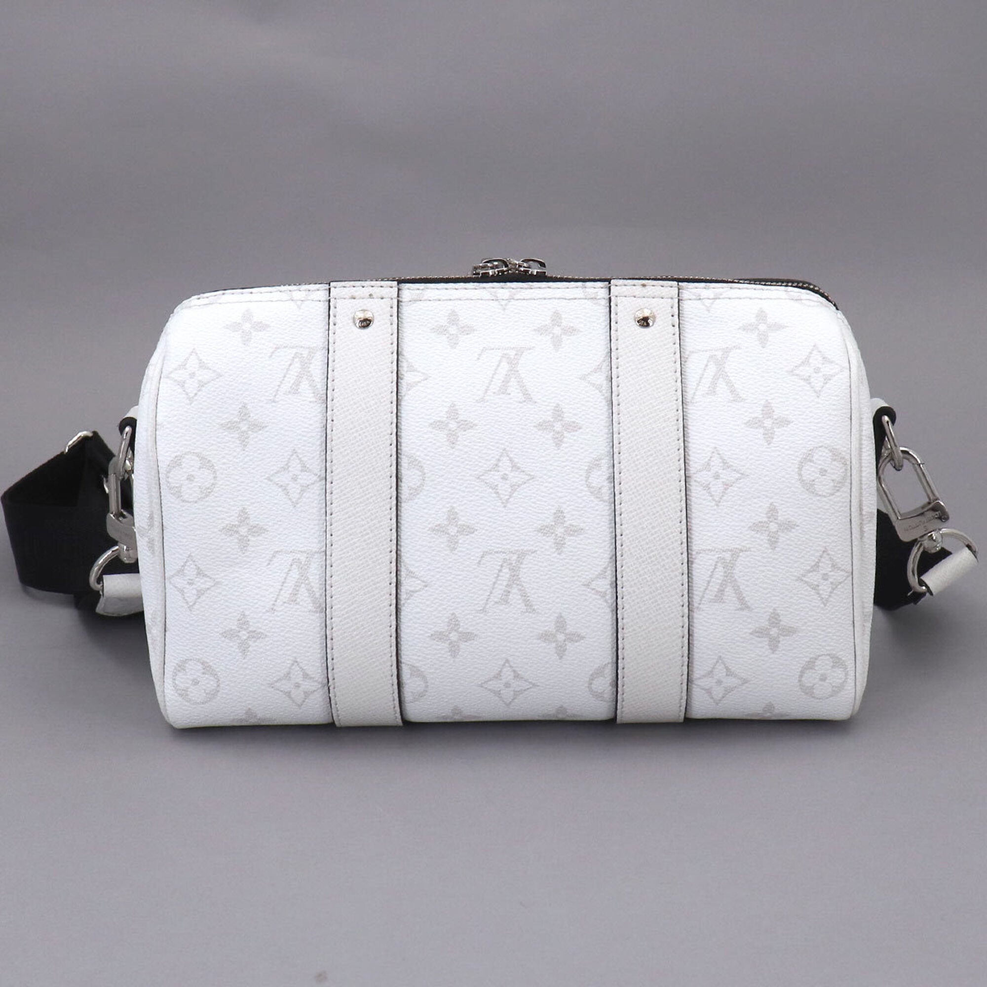 Louis Vuitton White Monogram Canvas Taiga Leather Leather Shoulder Bag (Pre-Owned)