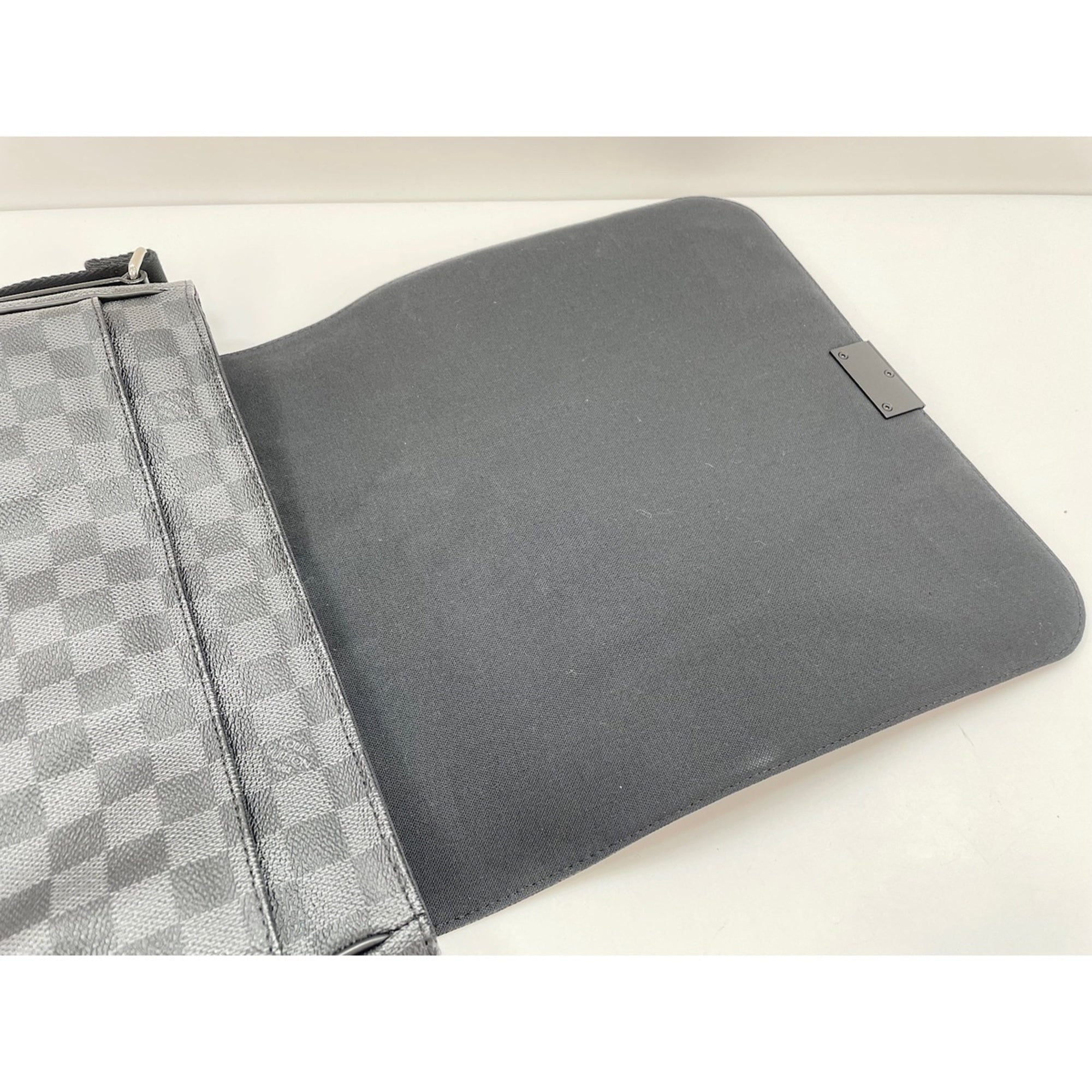 Louis Vuitton Black Shoulder Bag (Pre-Owned)