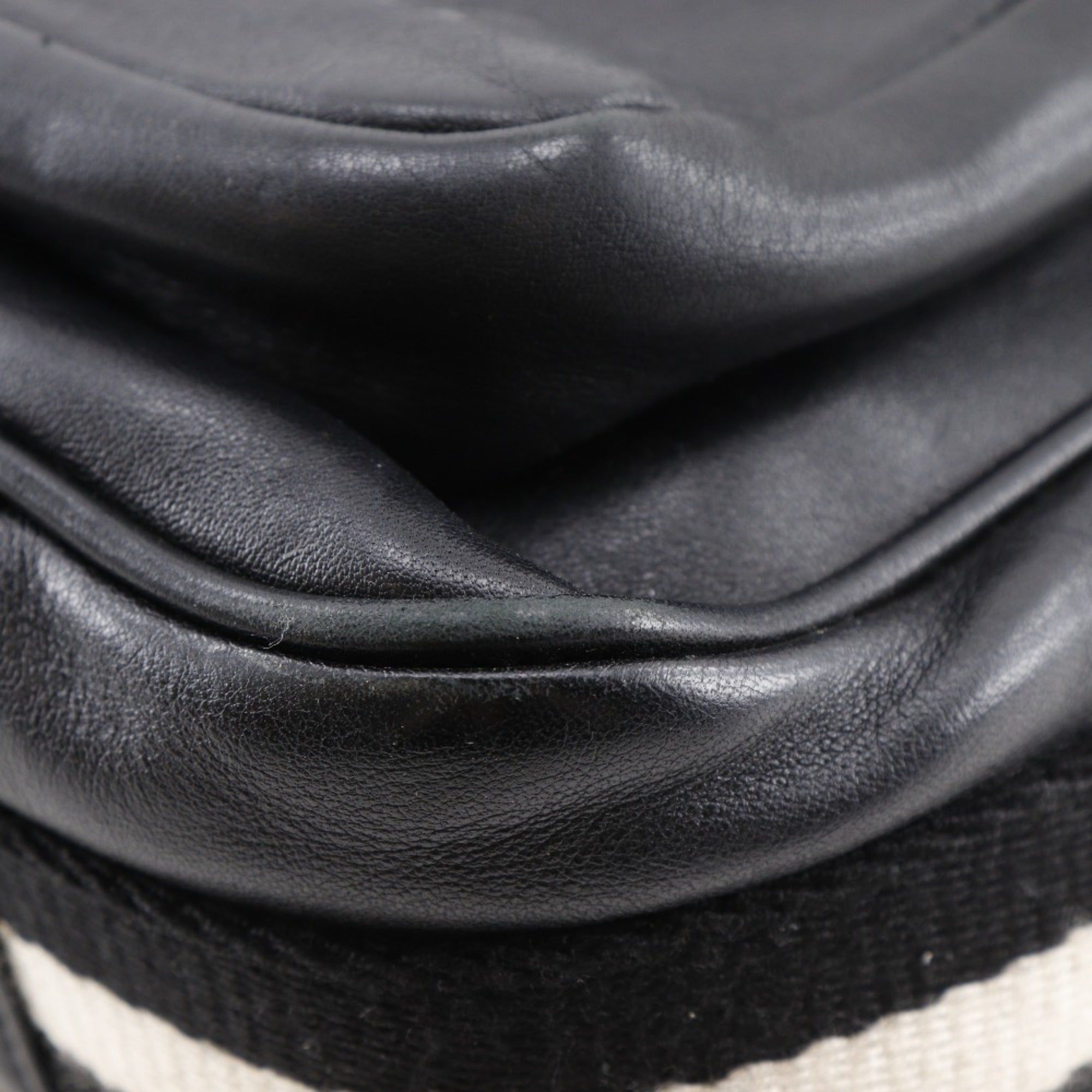 Bally Black Leather Shoulder Bag (Pre-Owned)